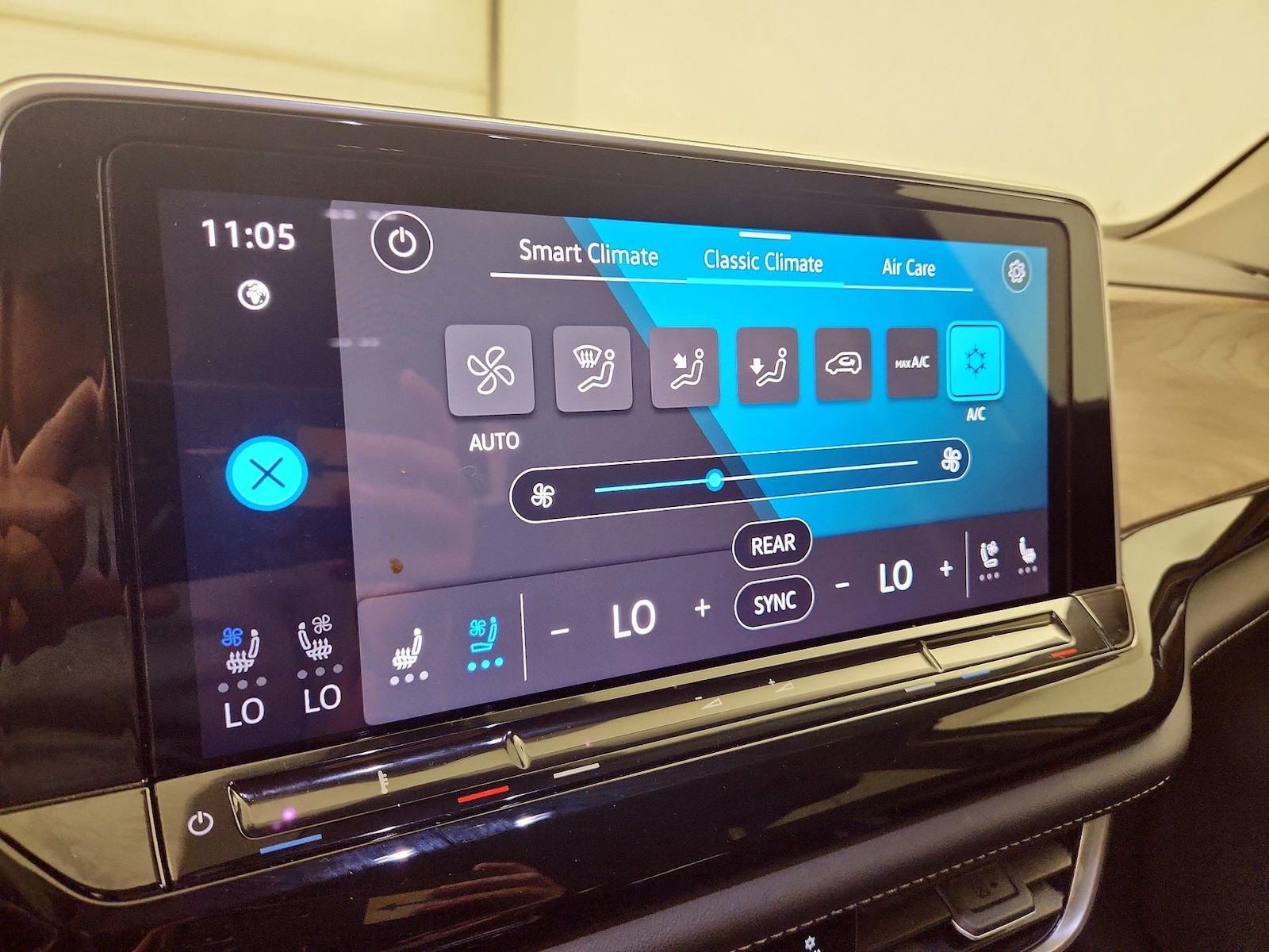 2024 Volkswagen Atlas SE w/Tech - Photo 17