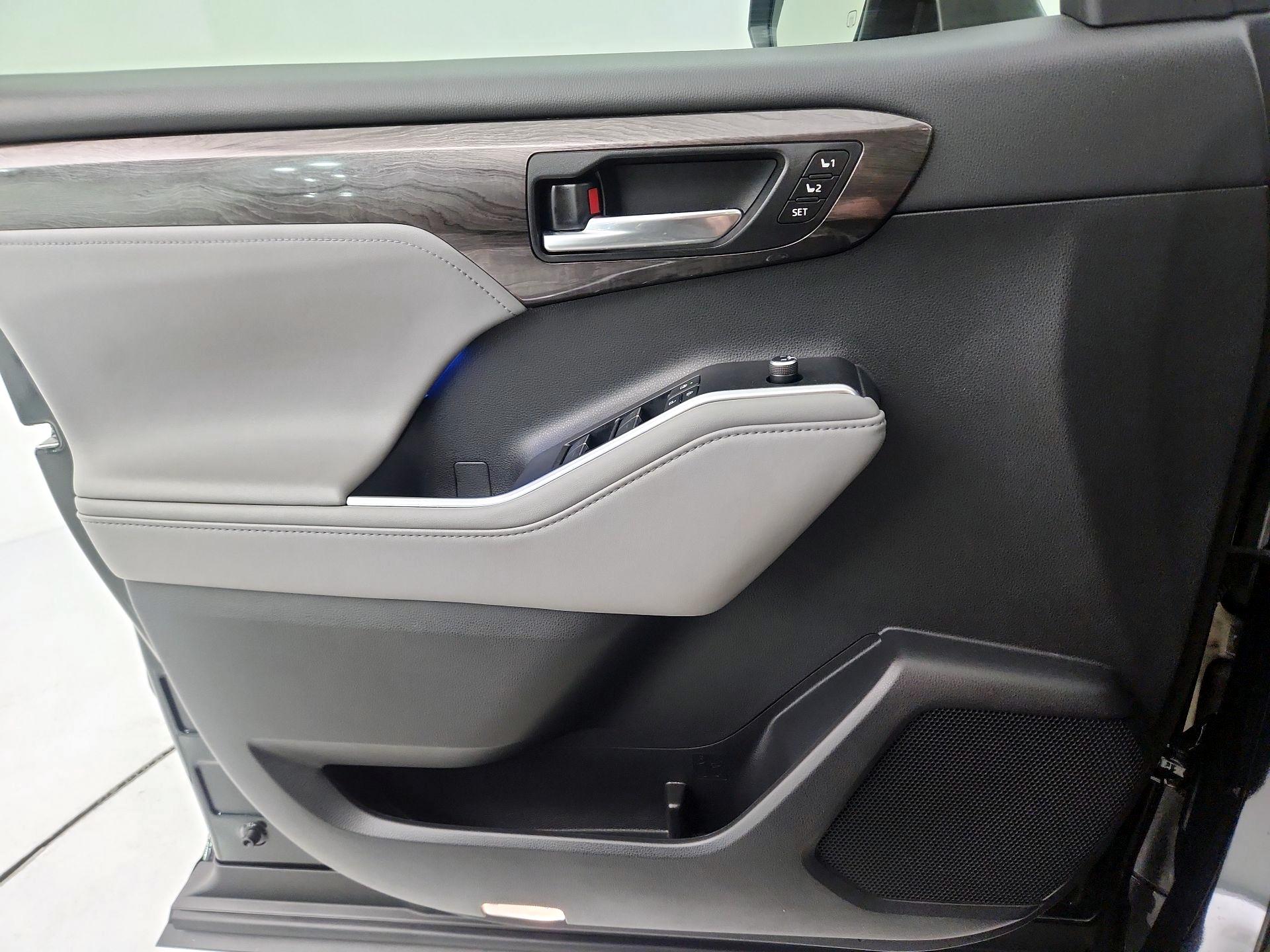 Thumbnail: 2021 Toyota Highlander - 10