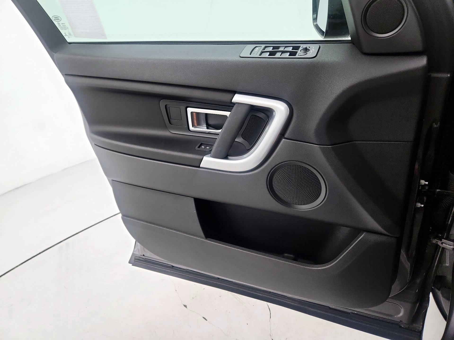 Thumbnail: 2018 Land Rover Discovery Sport - 12