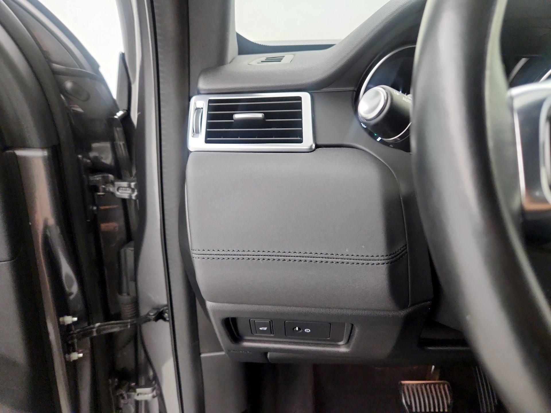 Thumbnail: 2018 Land Rover Discovery Sport - 13