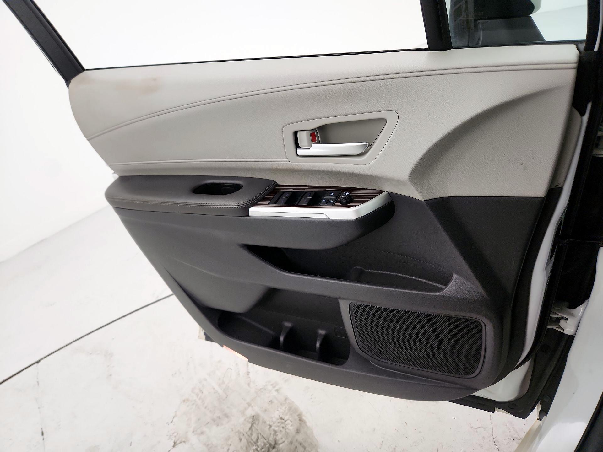 Thumbnail: 2021 Toyota Sienna - 12