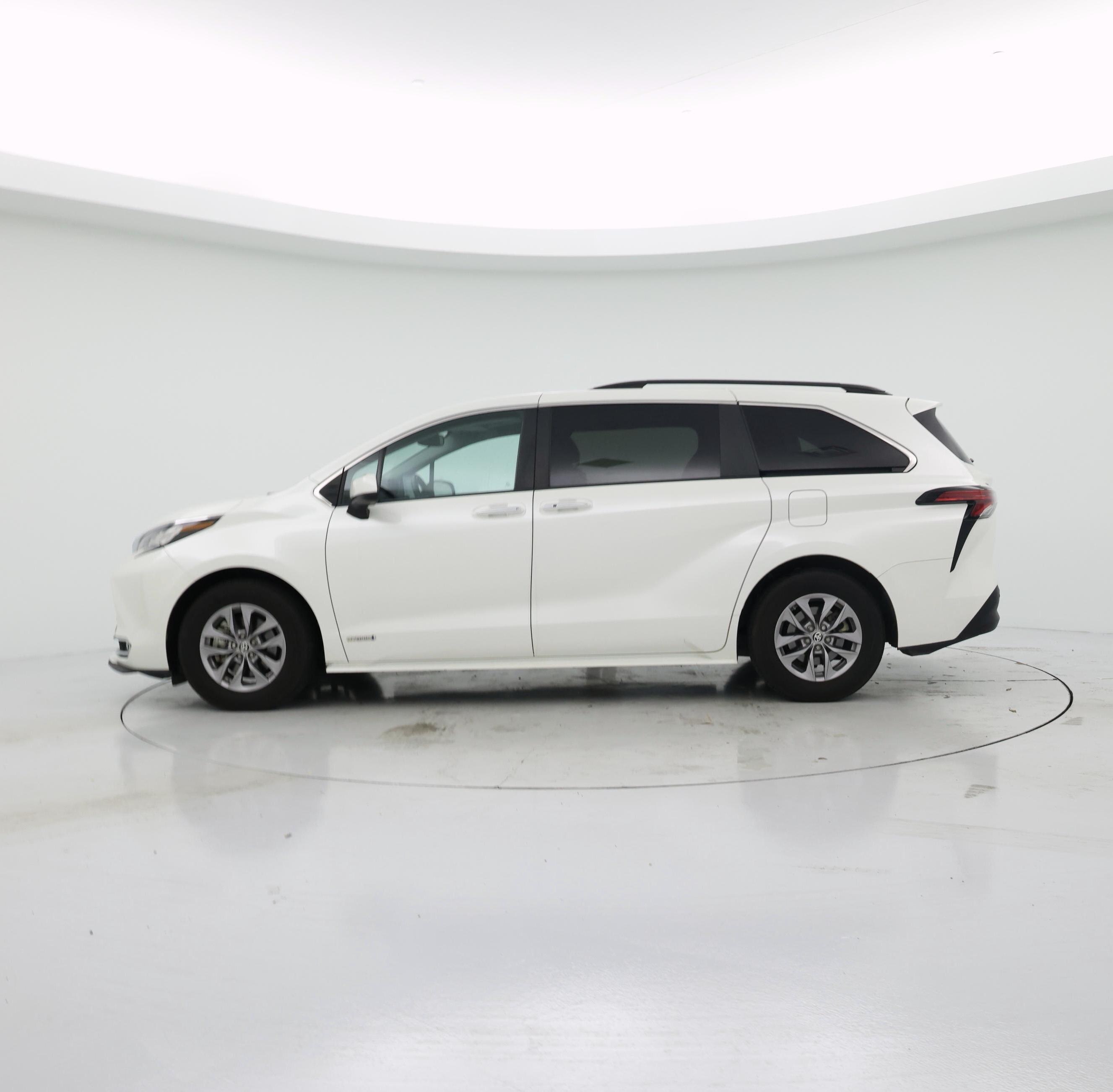 Thumbnail: 2021 Toyota Sienna - 3
