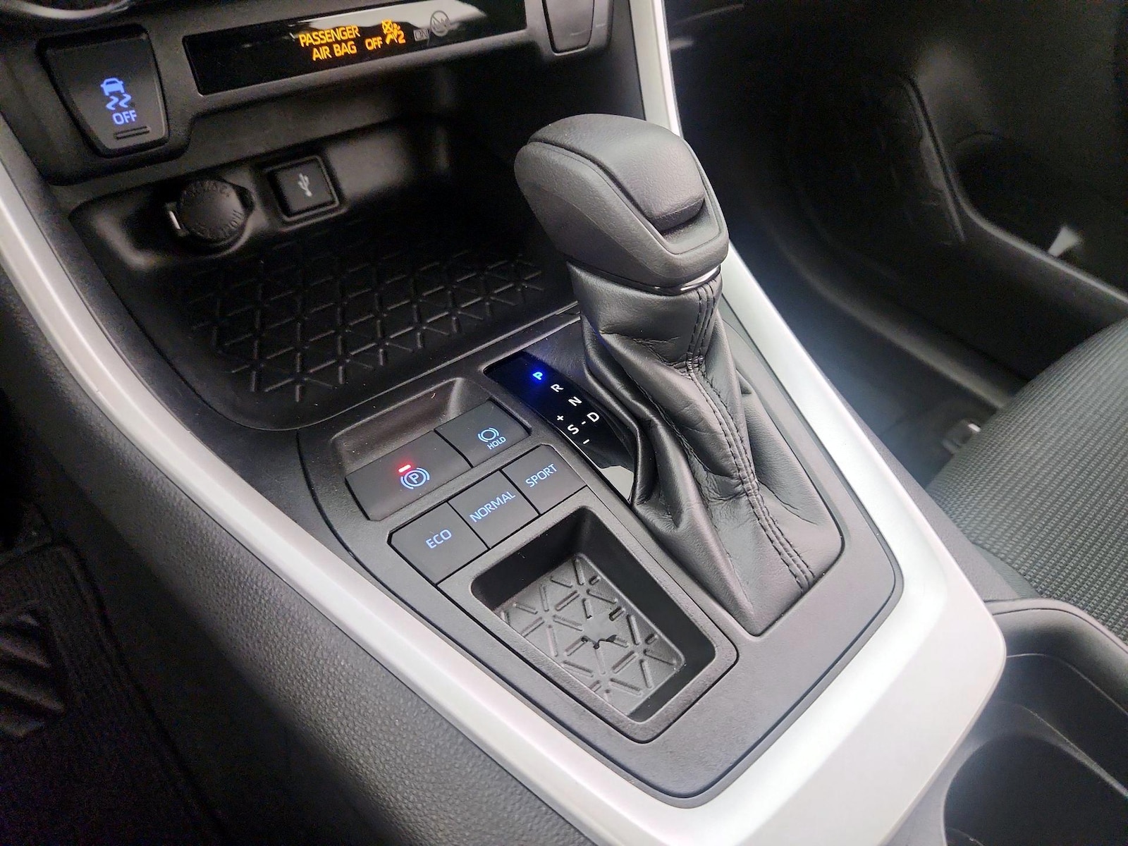 2021 Toyota RAV4 LE - Photo 18