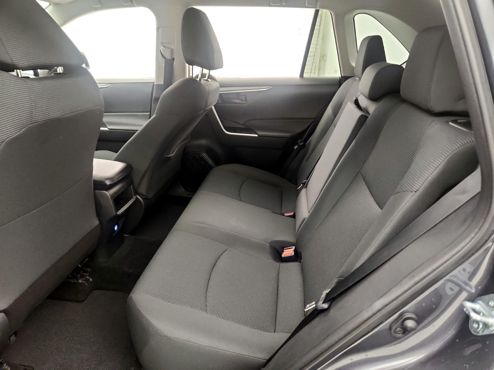 2021 Toyota RAV4 LE - Photo 20