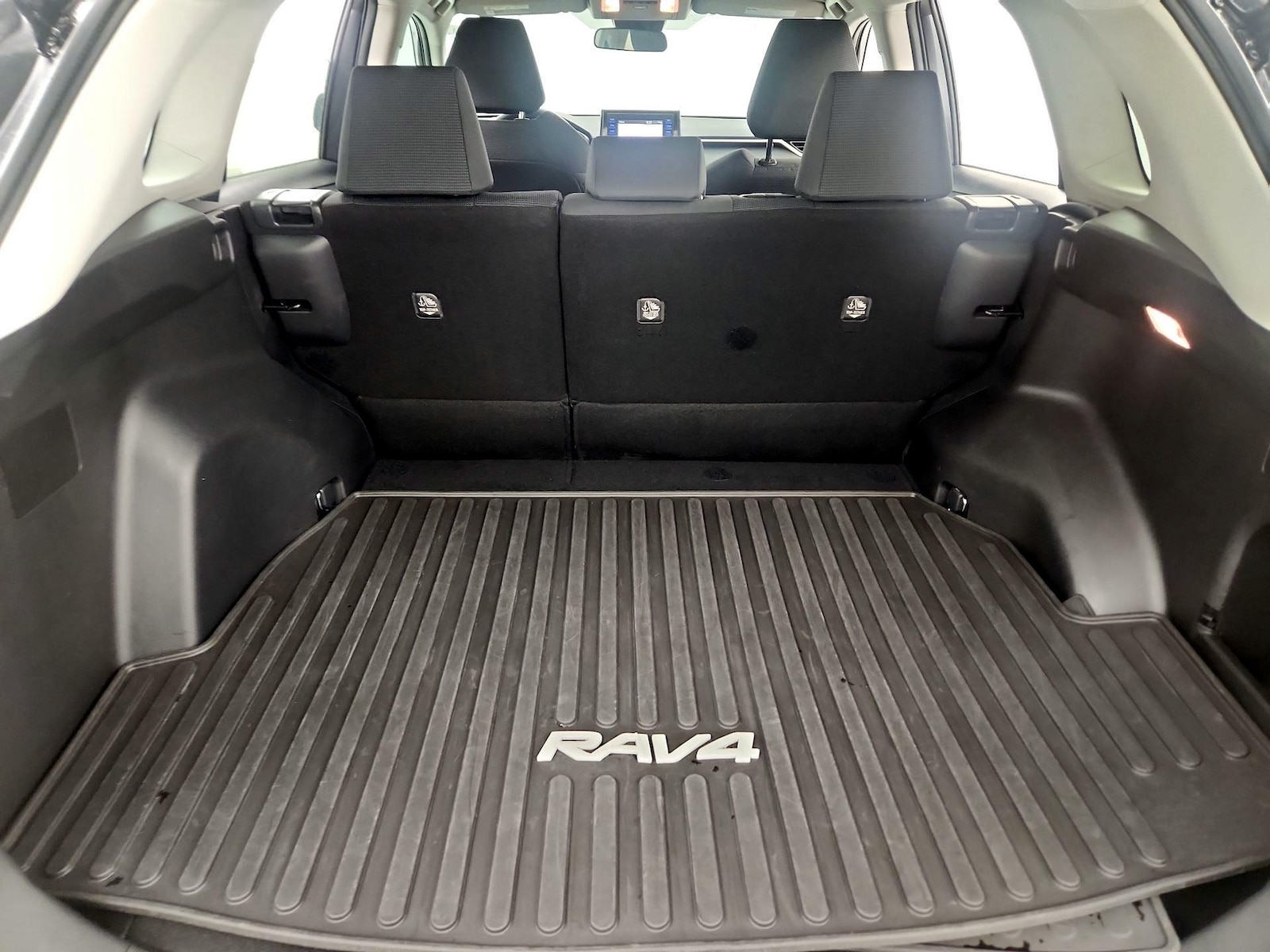 2021 Toyota RAV4 LE - Photo 21
