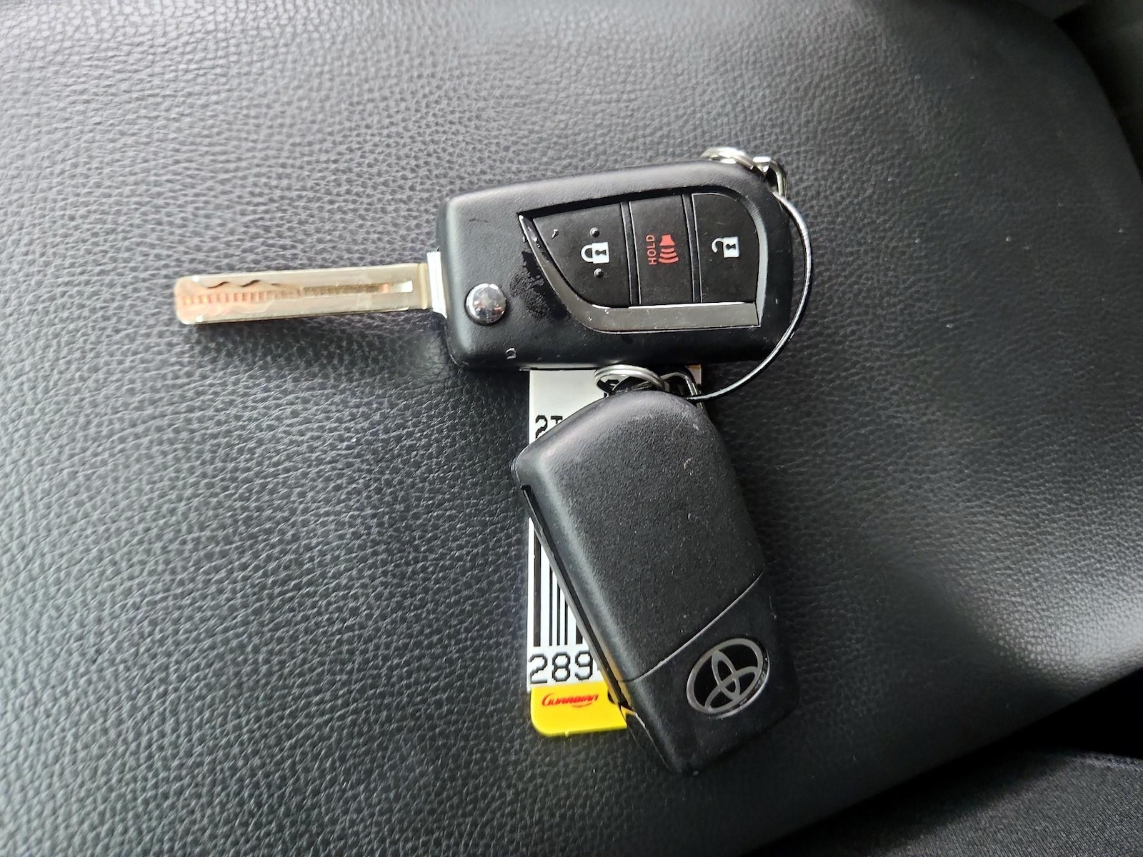 2021 Toyota RAV4 LE - Photo 23