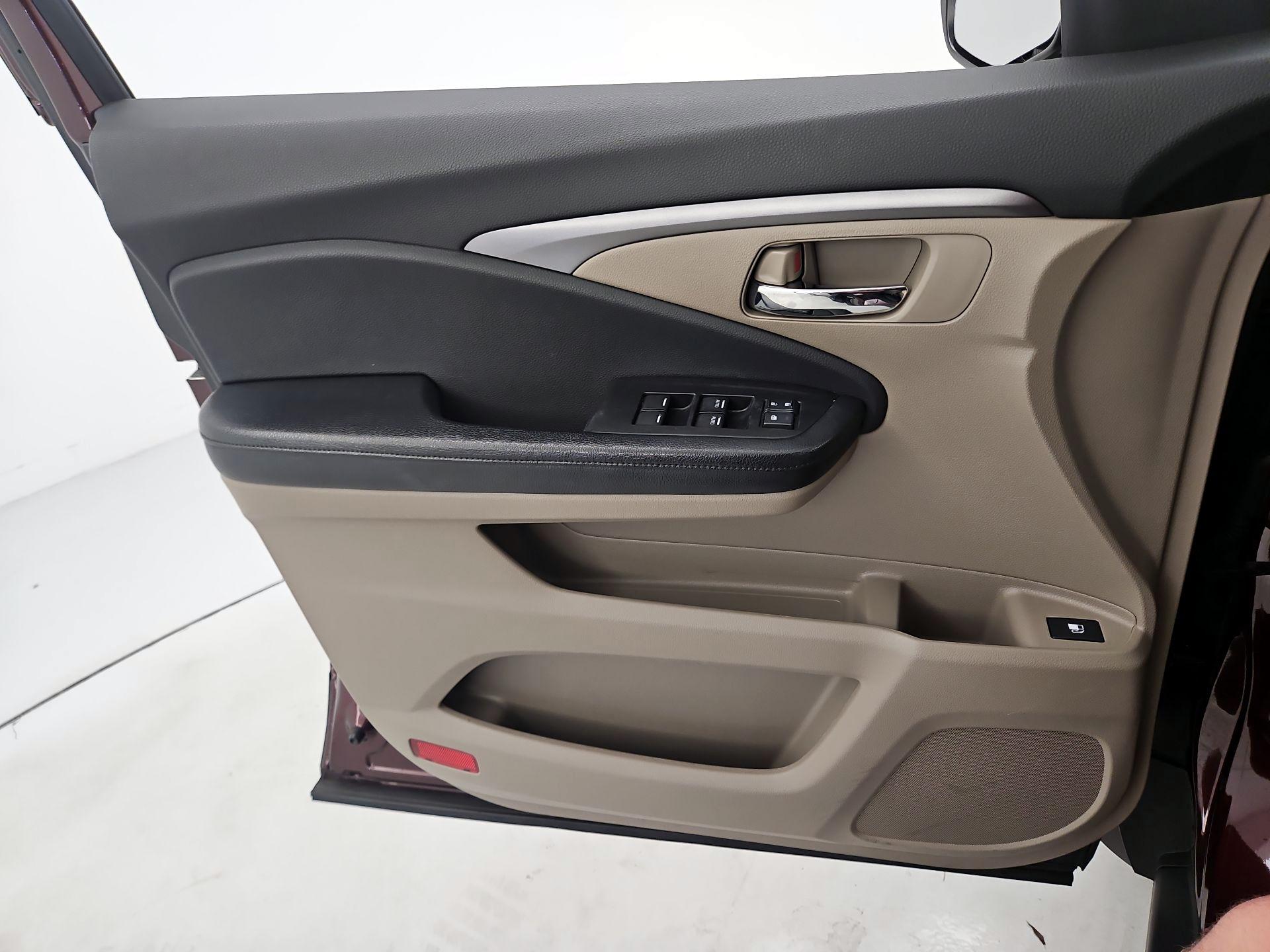 Thumbnail: 2017 Honda Pilot - 12