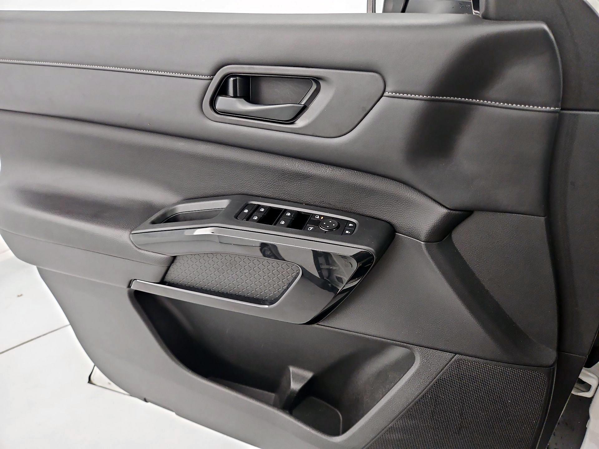Thumbnail: 2023 Nissan Pathfinder - 12