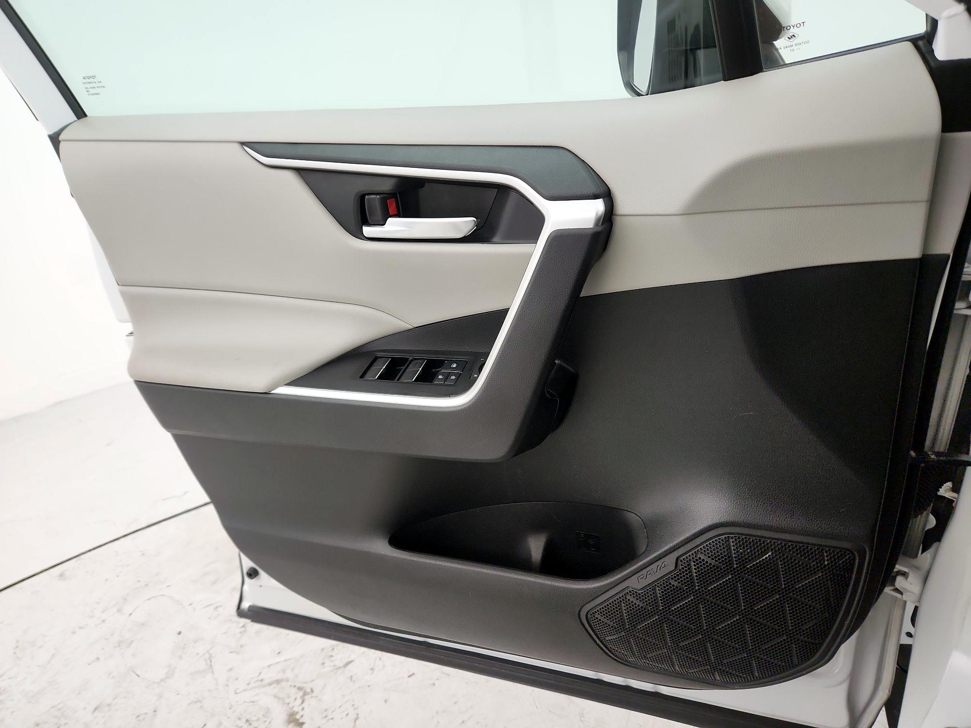 Thumbnail: 2022 Toyota RAV4 - 12