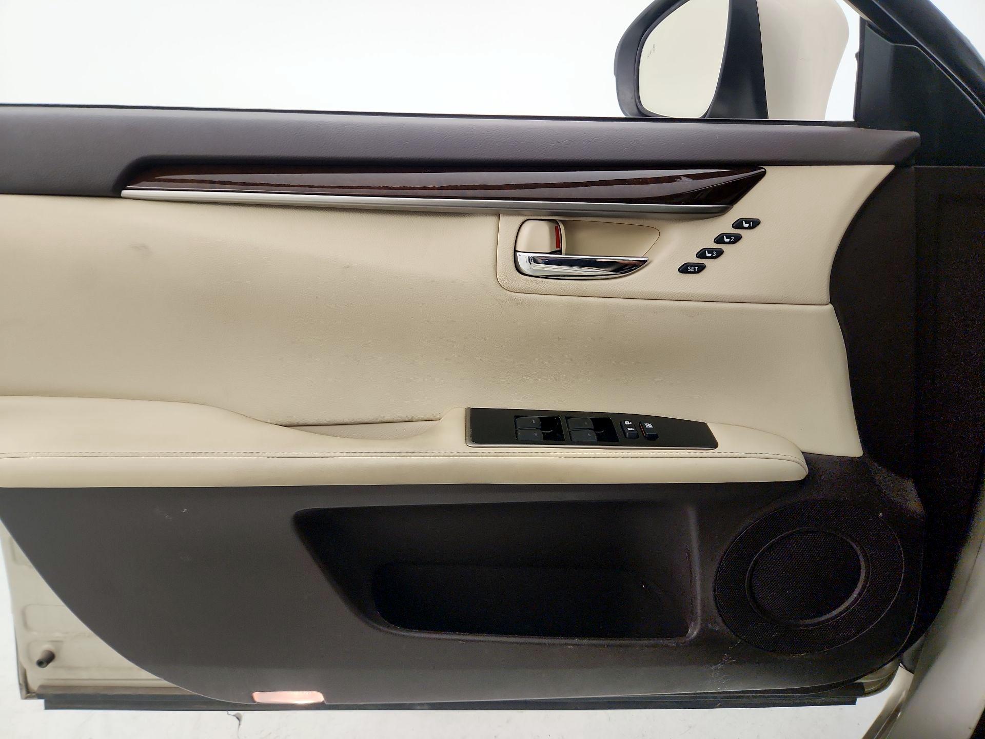 Thumbnail: 2017 Lexus ES - 12