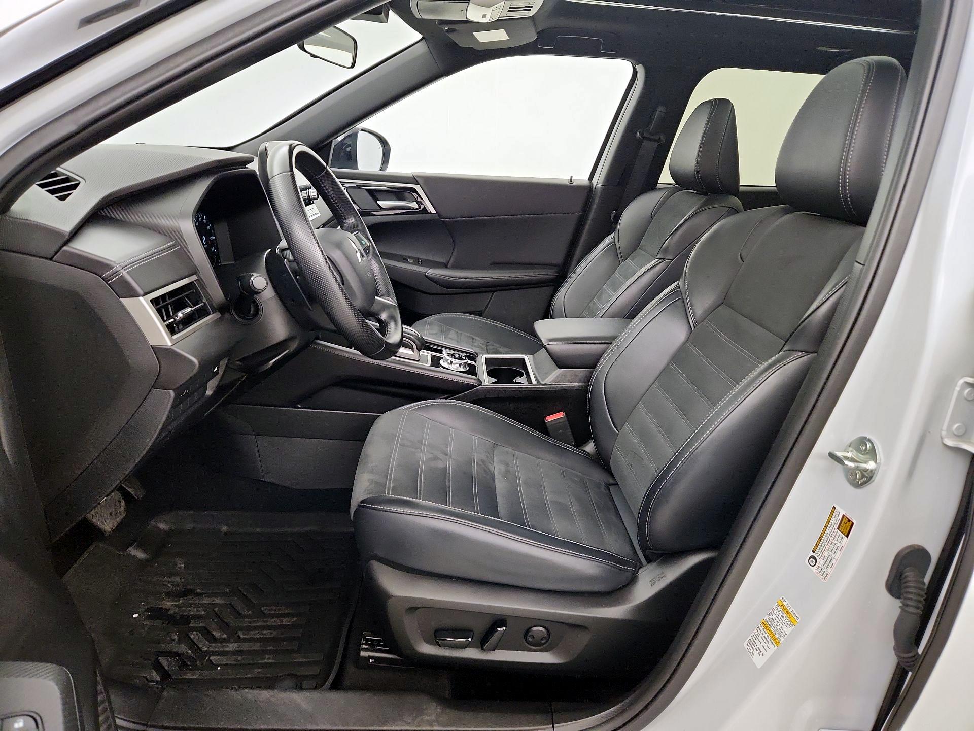 Thumbnail: 2024 Mitsubishi Outlander - 11