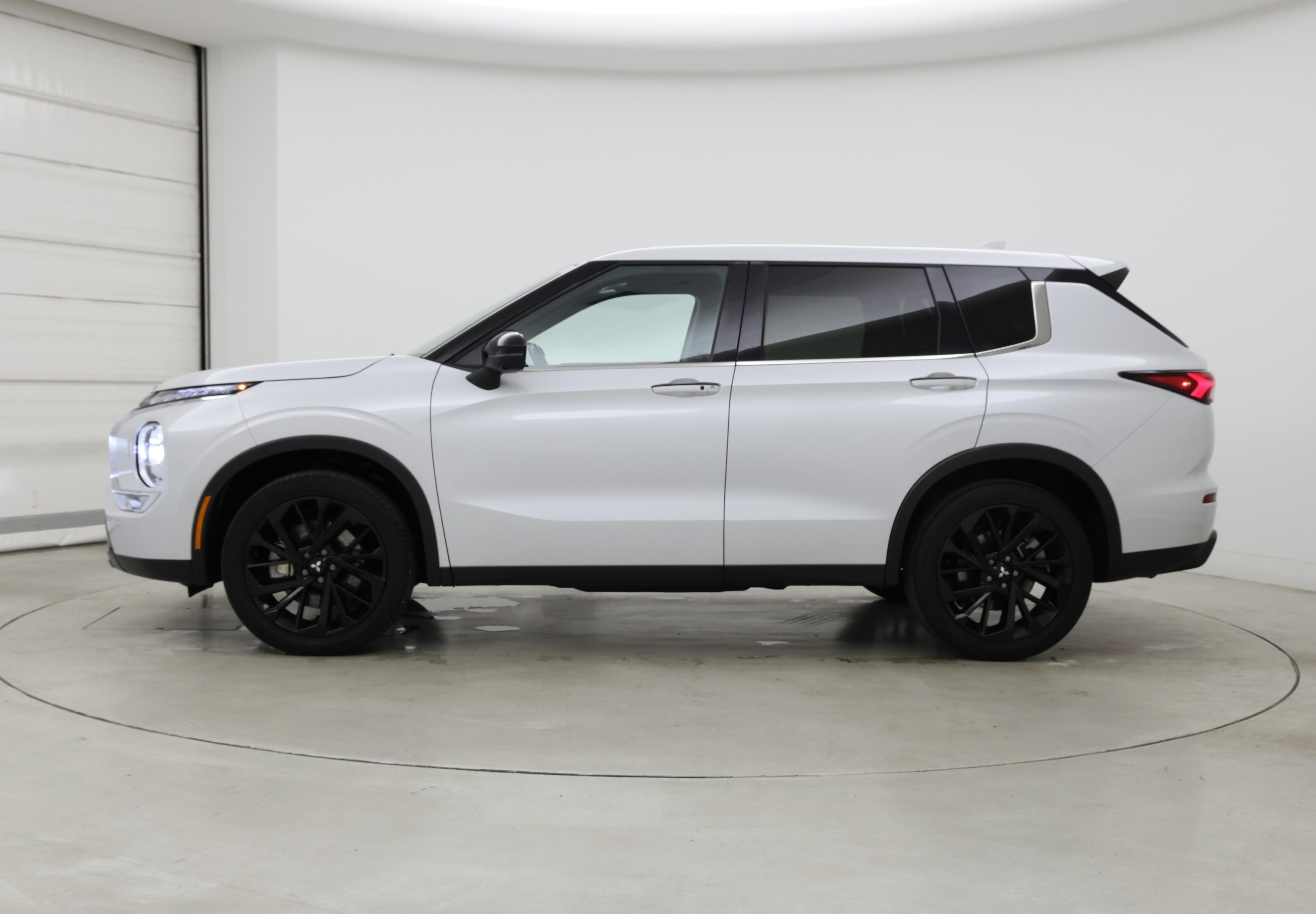 Thumbnail: 2024 Mitsubishi Outlander - 3