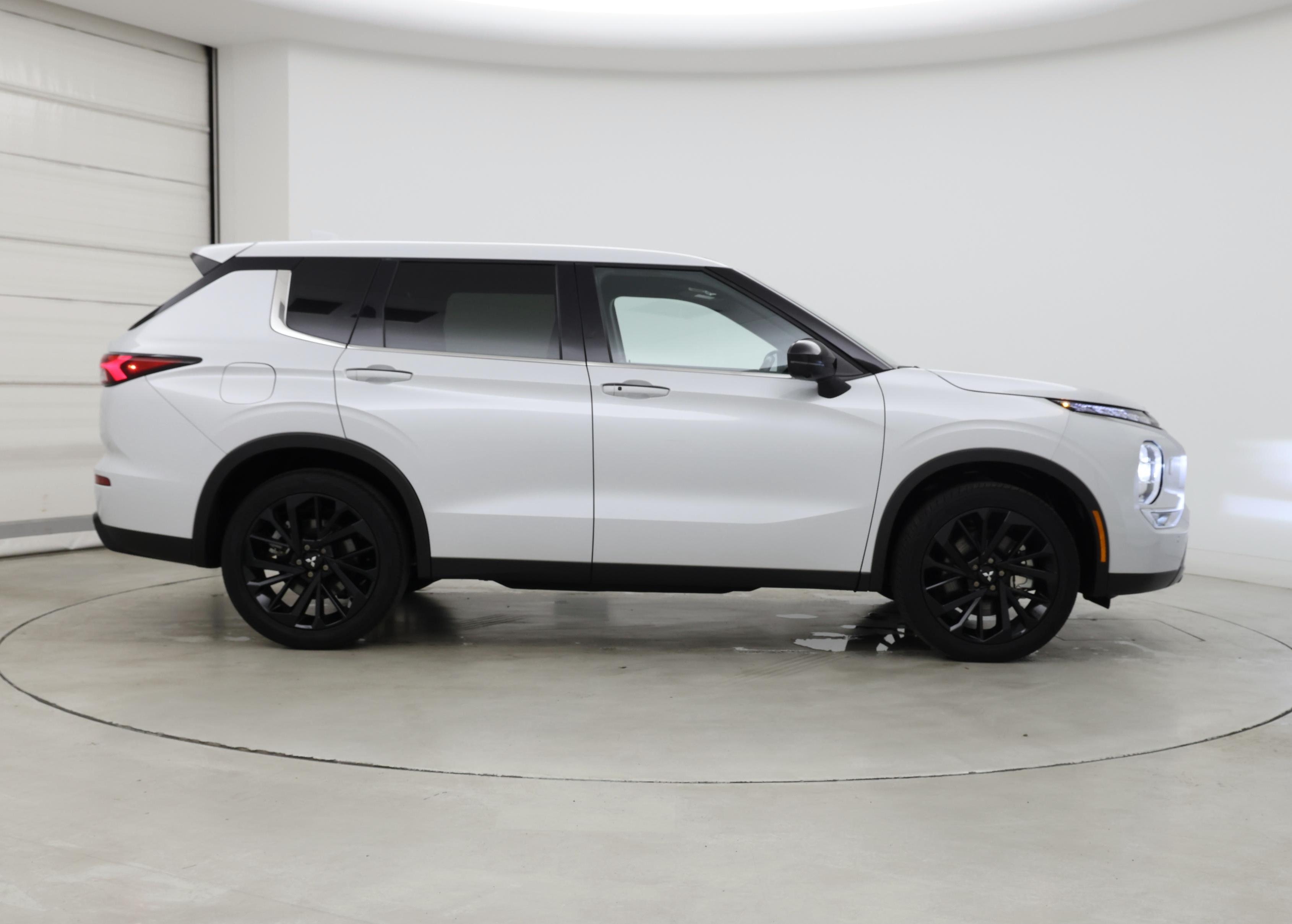 Thumbnail: 2024 Mitsubishi Outlander - 7