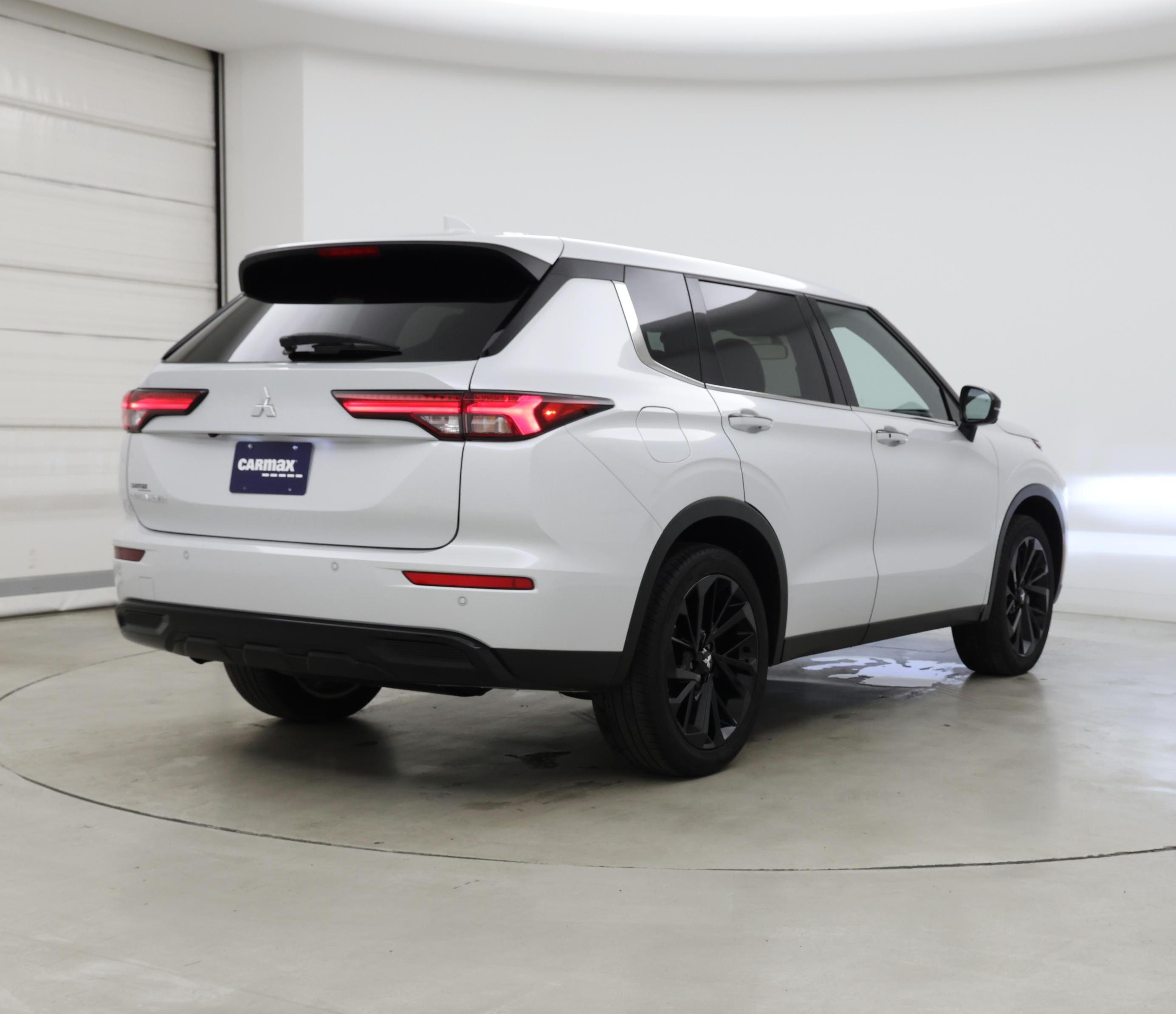 Thumbnail: 2024 Mitsubishi Outlander - 8