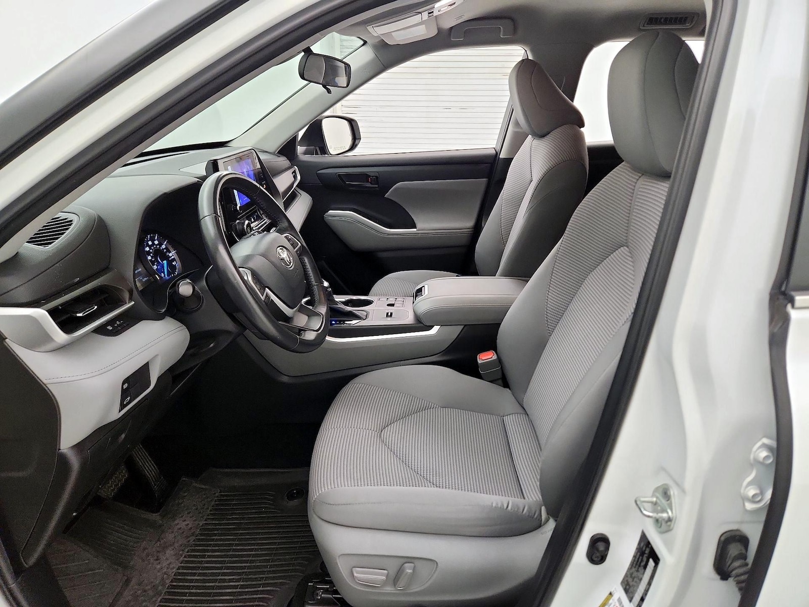 2023 Toyota Highlander LE - Photo 12