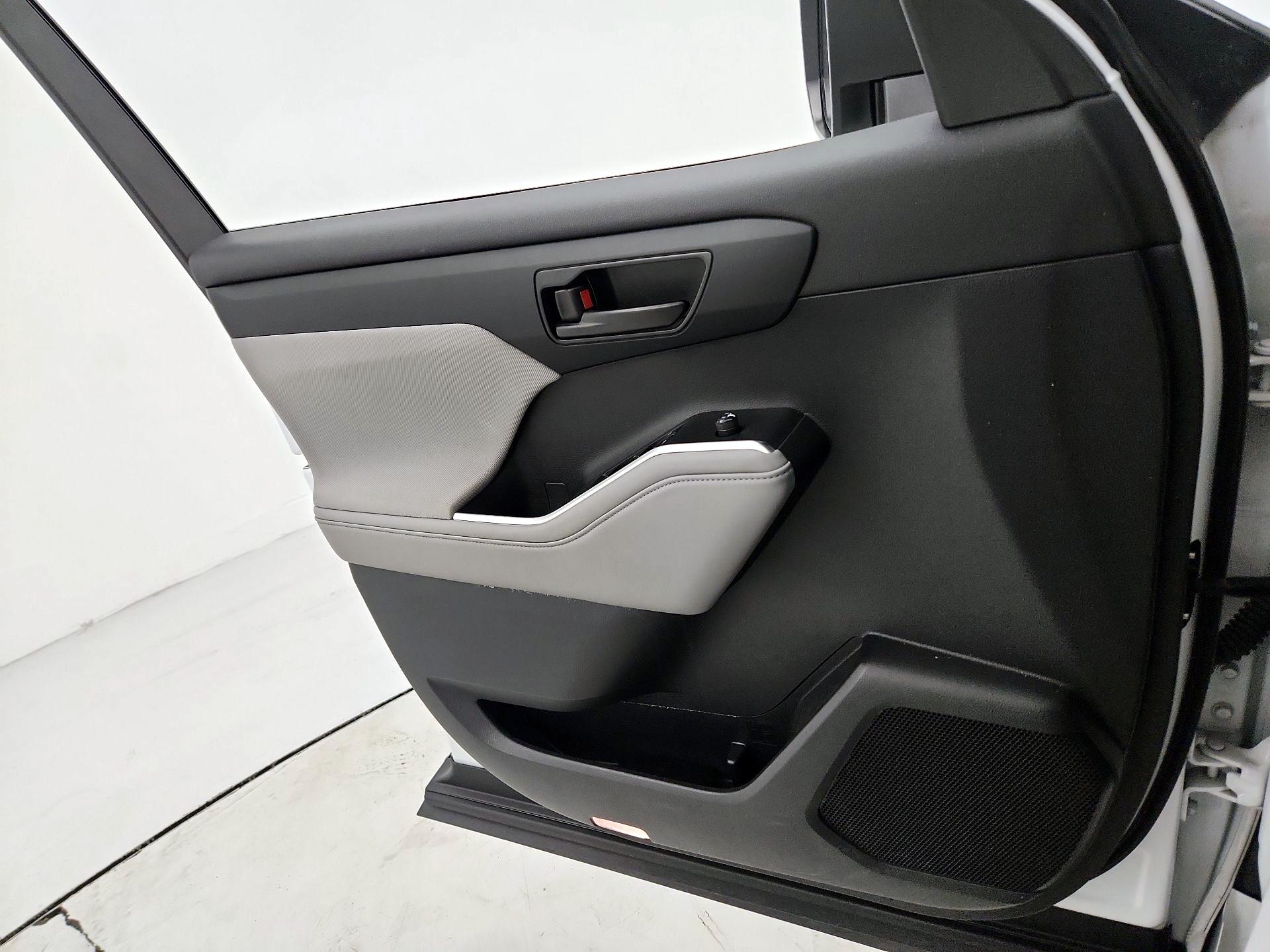 Thumbnail: 2023 Toyota Highlander - 12
