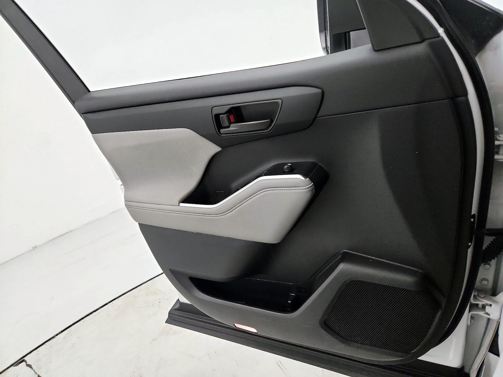 2023 Toyota Highlander LE - Photo 13