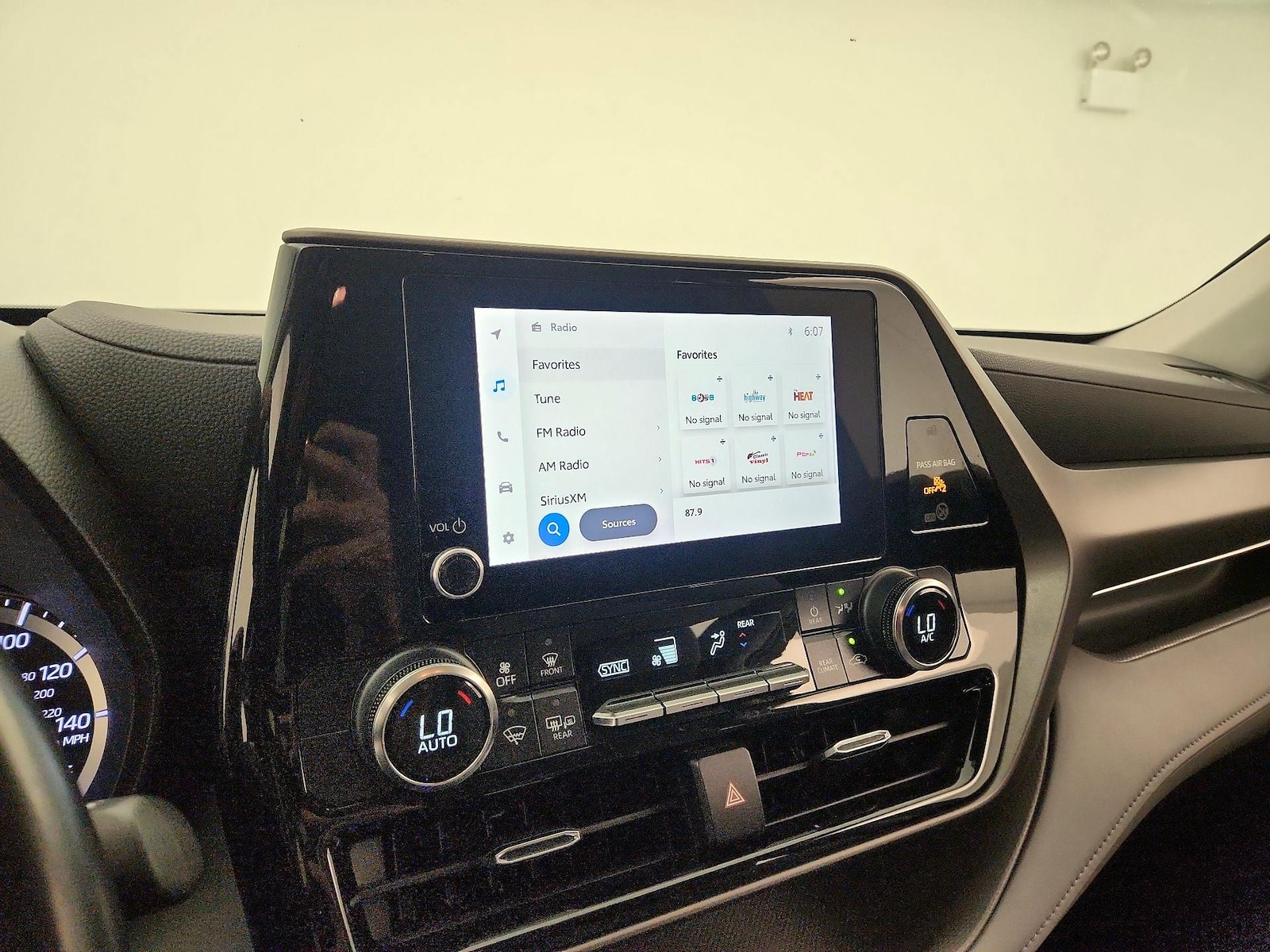 2023 Toyota Highlander LE - Photo 17
