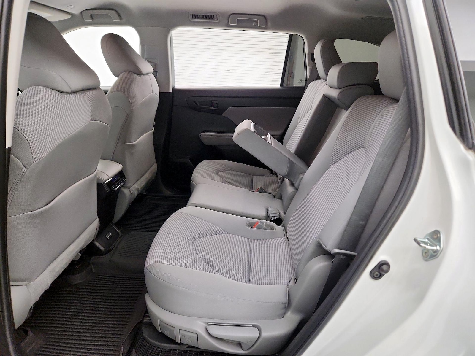 2023 Toyota Highlander LE - Photo 21