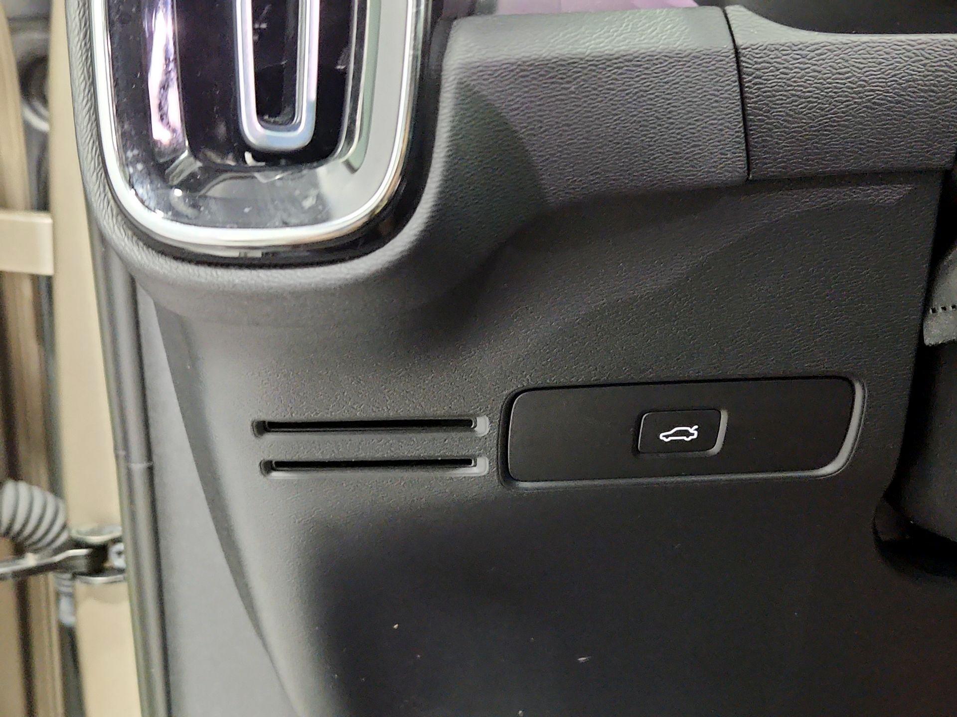 Thumbnail: 2023 Volvo XC40 - 13