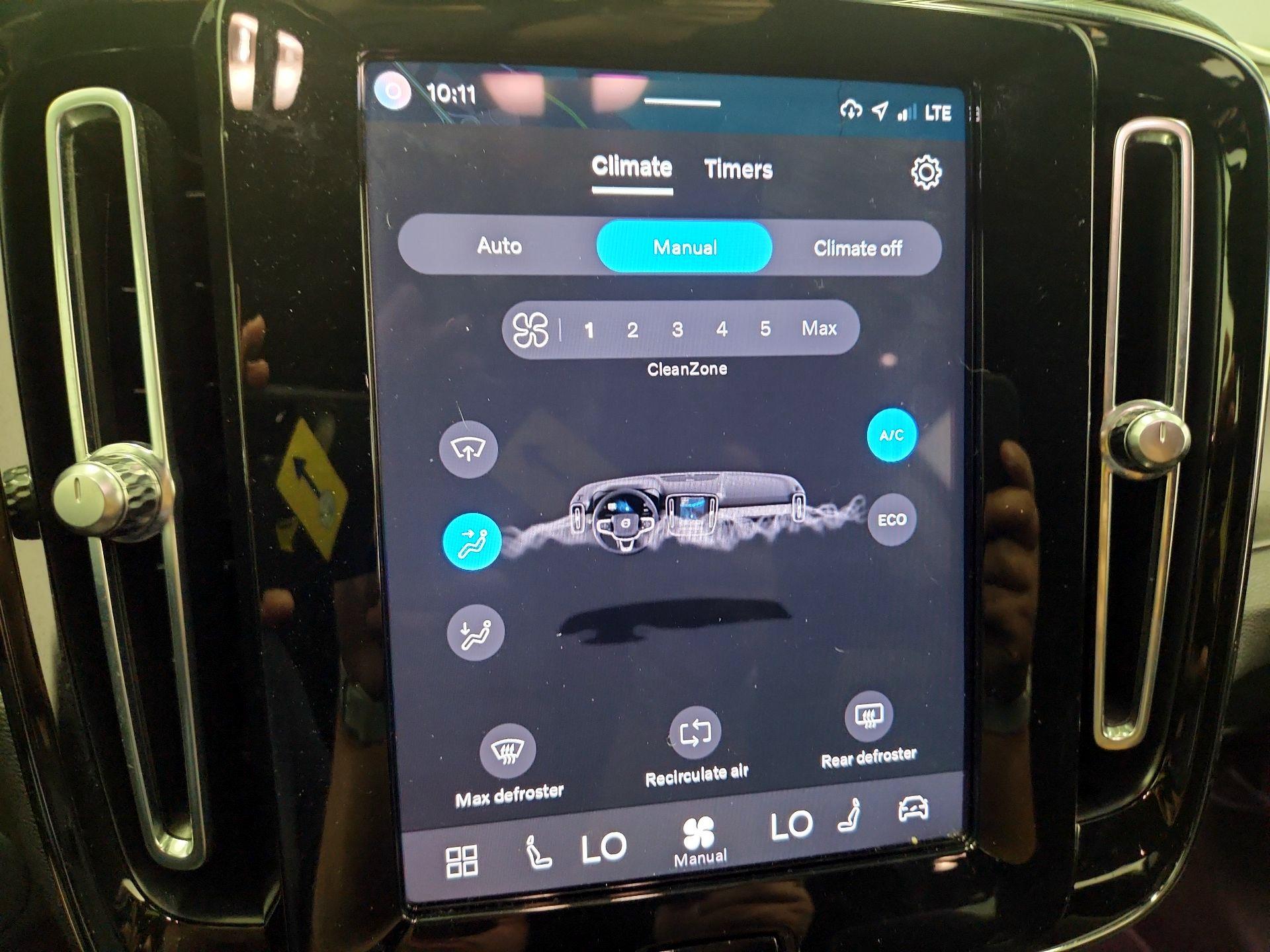 Thumbnail: 2023 Volvo XC40 - 17