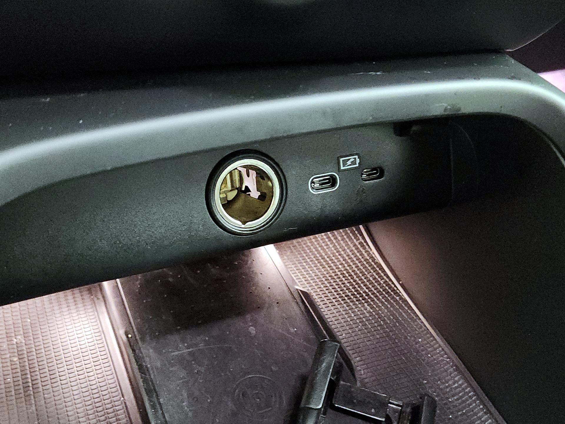 Thumbnail: 2023 Volvo XC40 - 19