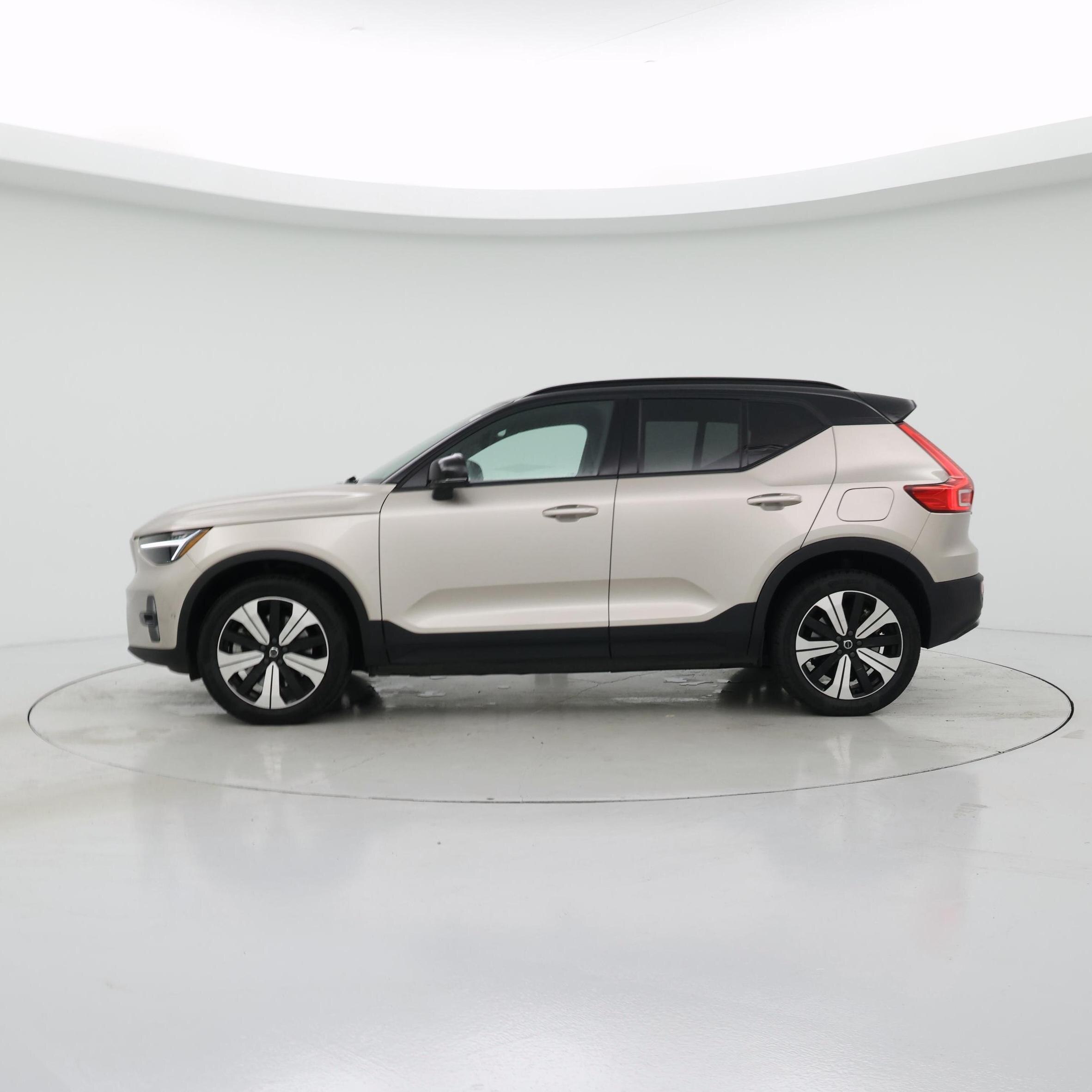 Thumbnail: 2023 Volvo XC40 - 3
