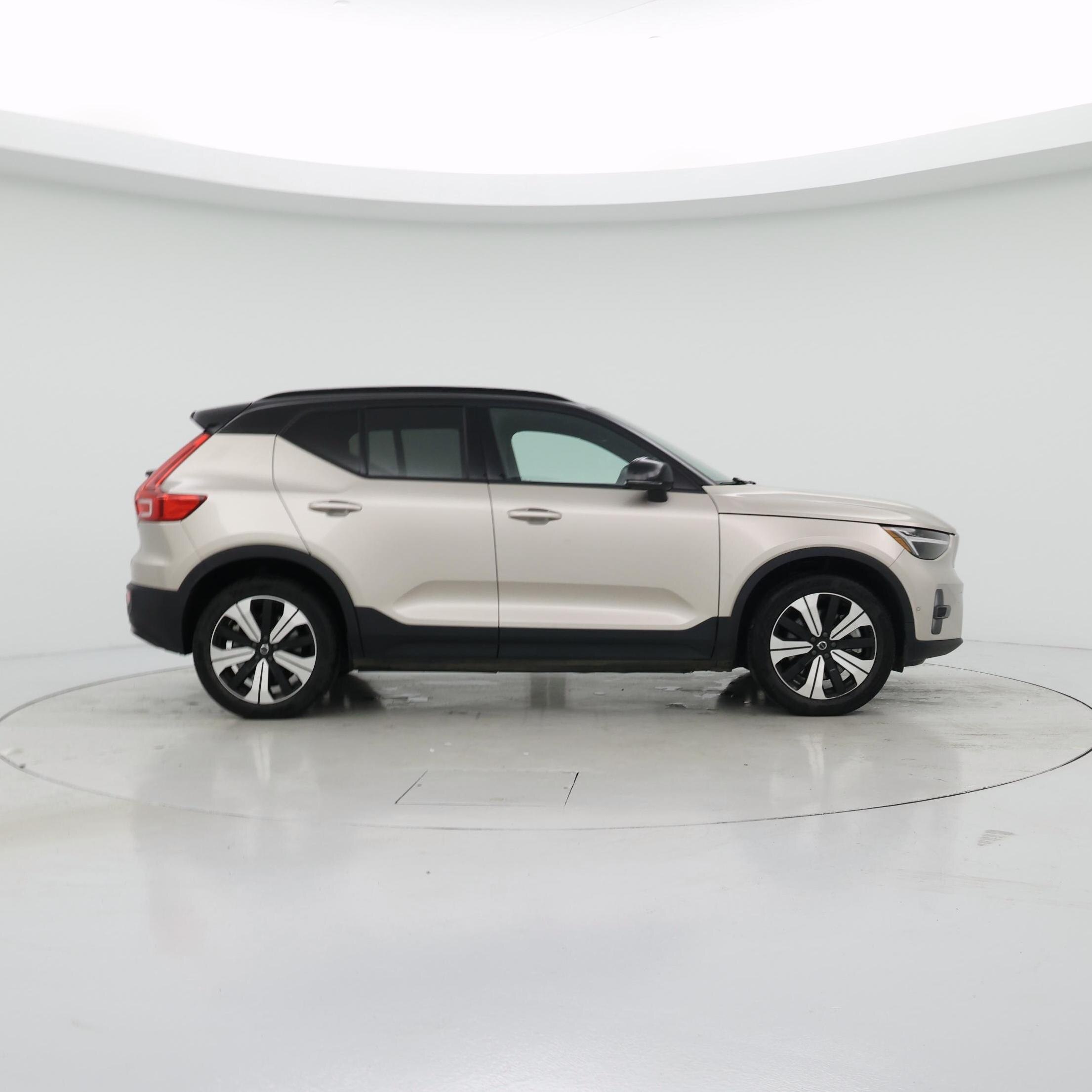 Thumbnail: 2023 Volvo XC40 - 7