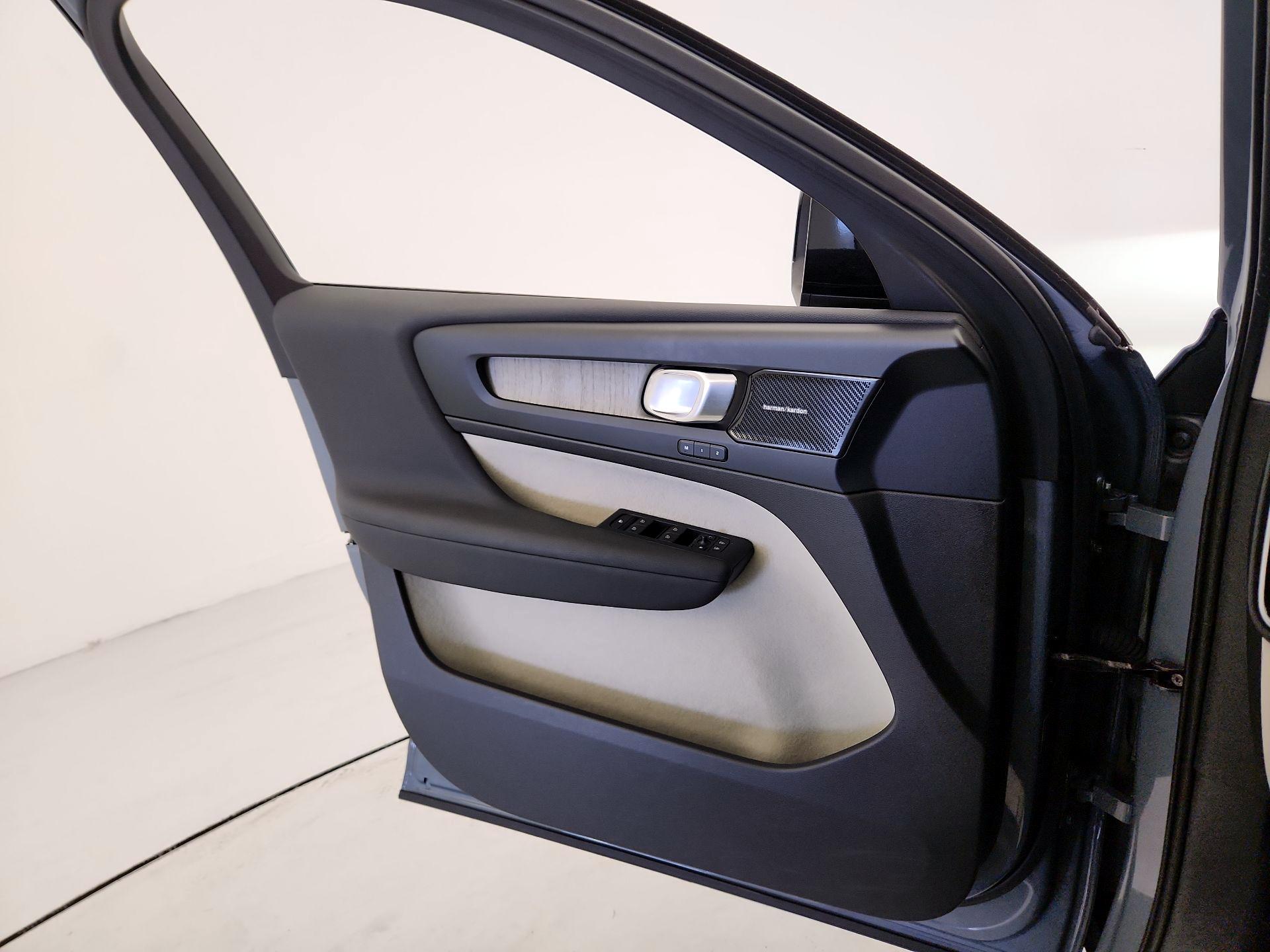 Thumbnail: 2023 Volvo XC40 - 12