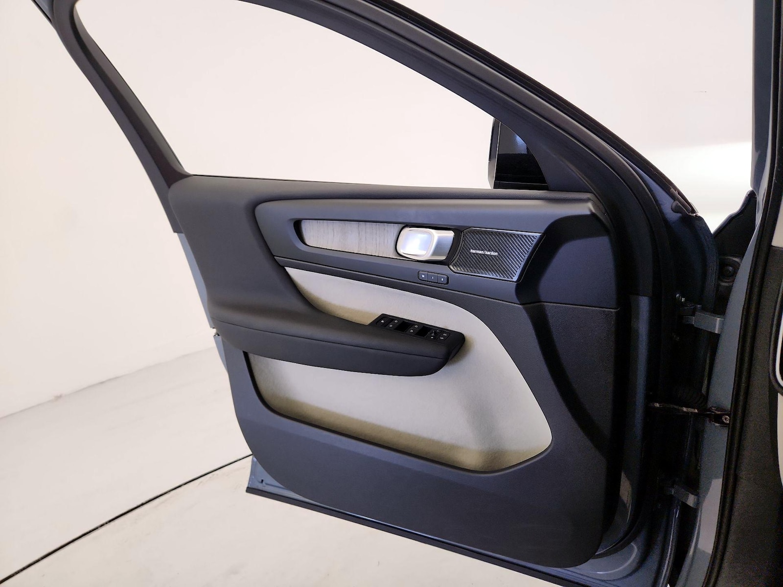 2023 Volvo XC40 Ultimate - Photo 13