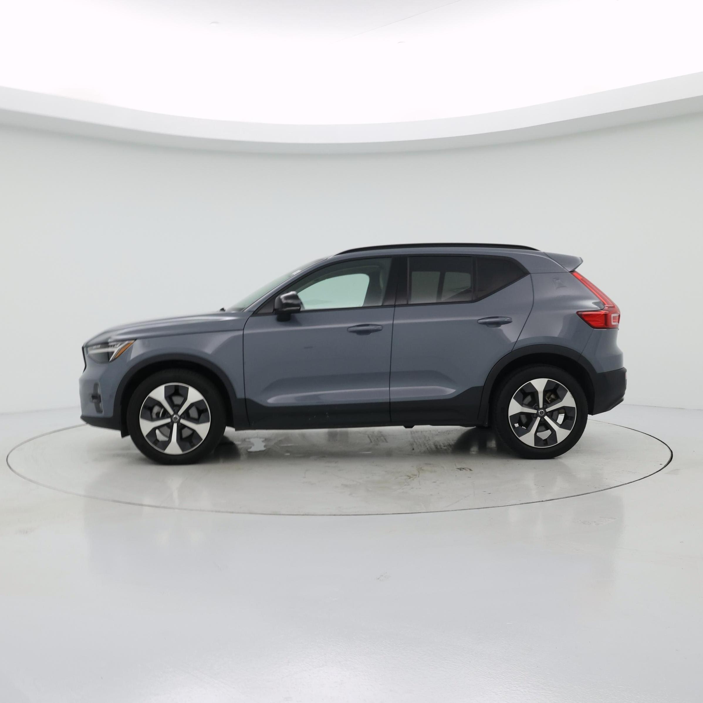 Thumbnail: 2023 Volvo XC40 - 3