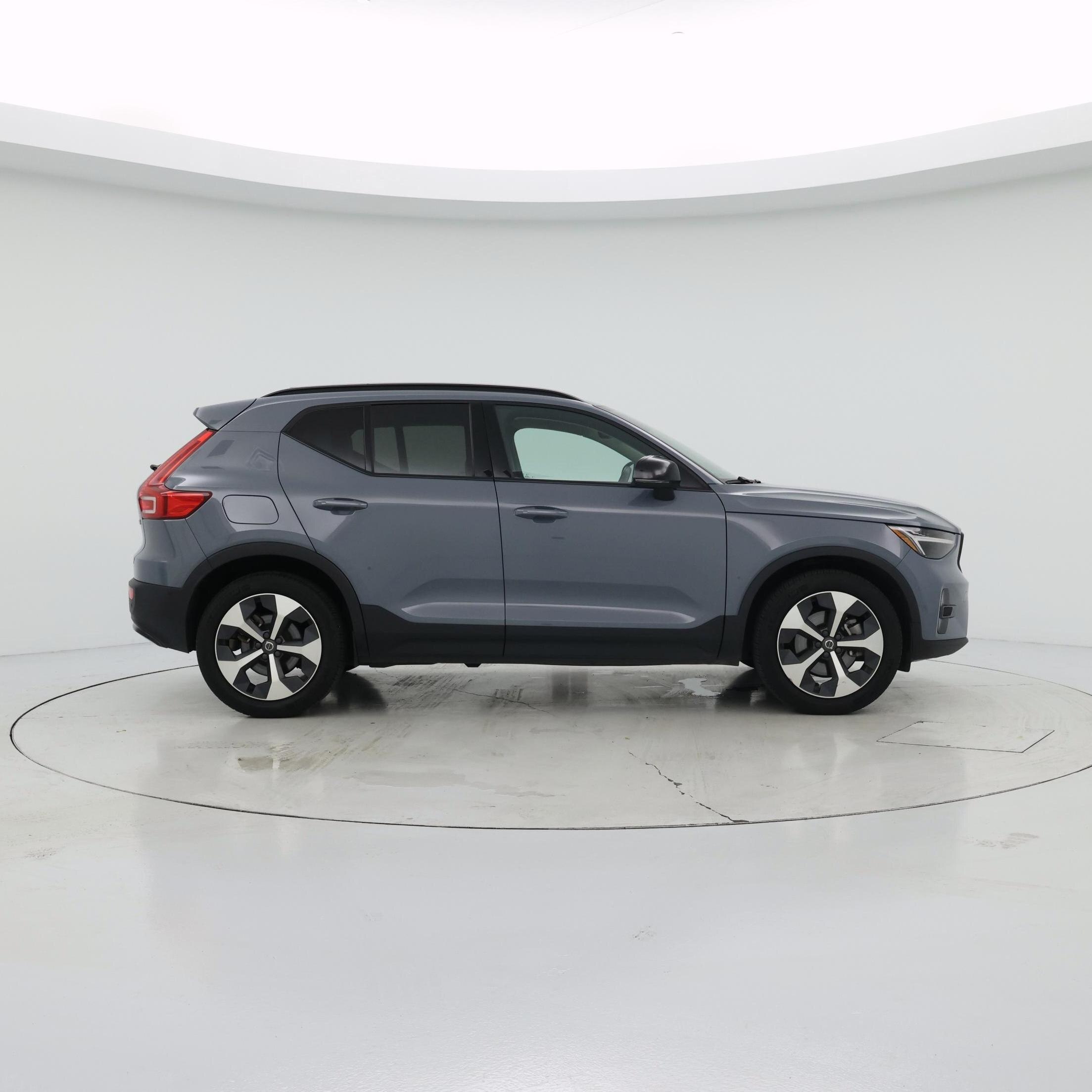 Thumbnail: 2023 Volvo XC40 - 7