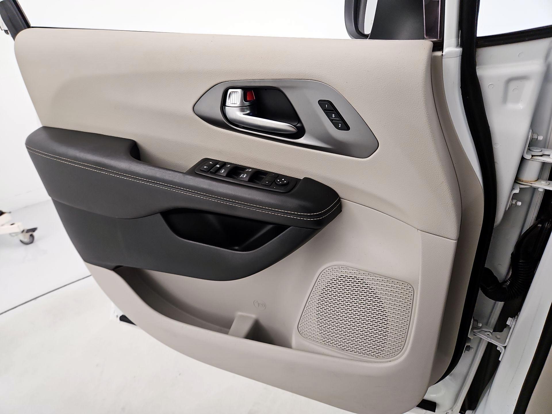 Thumbnail: 2023 Chrysler Pacifica - 12