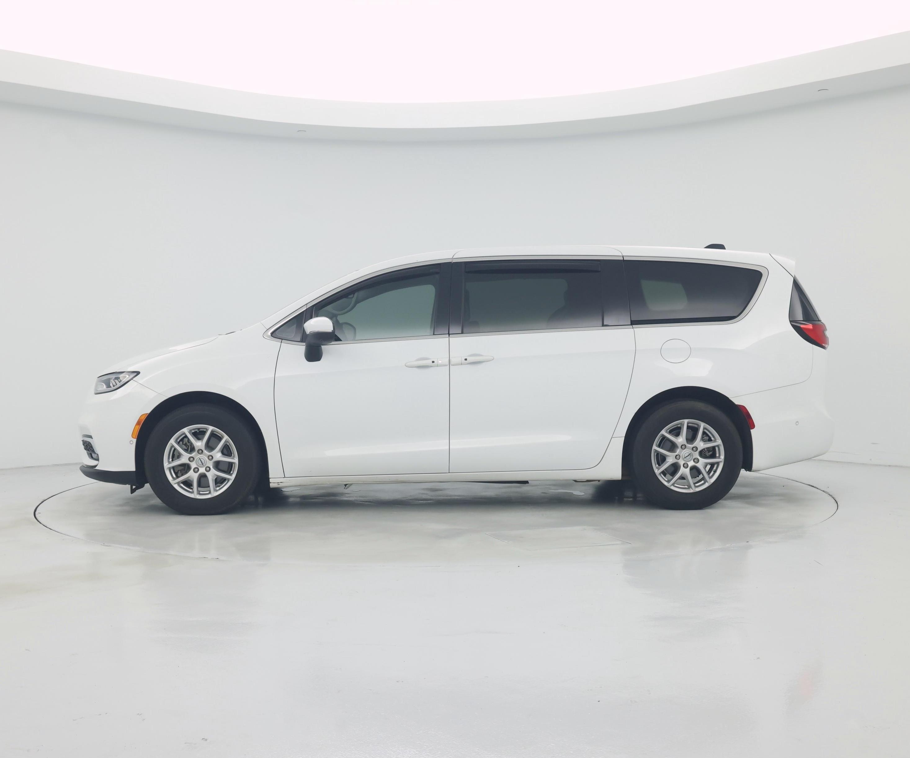 Thumbnail: 2023 Chrysler Pacifica - 3