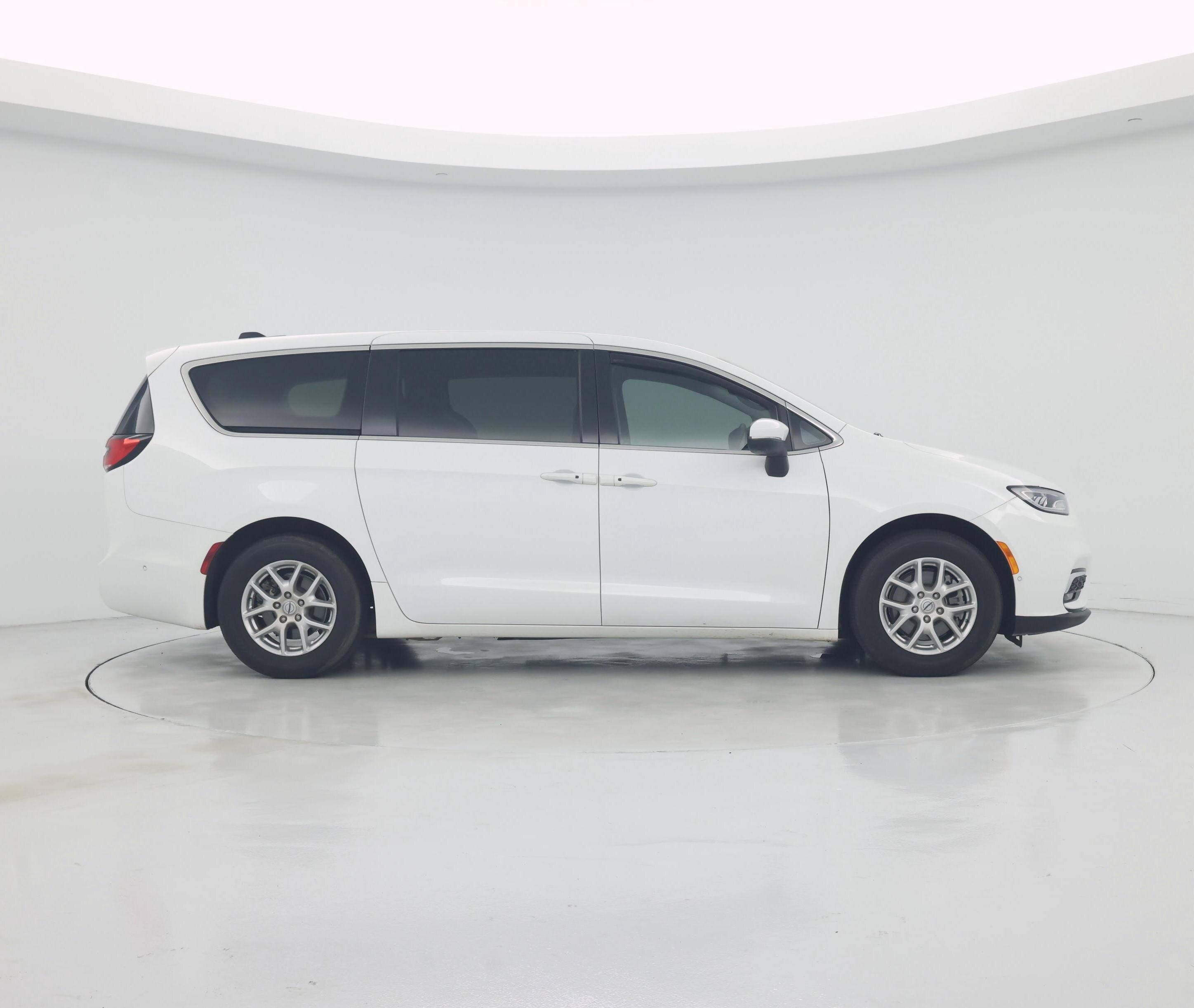 Thumbnail: 2023 Chrysler Pacifica - 7