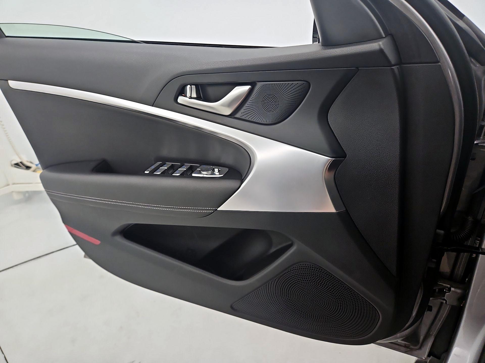 Thumbnail: 2025 Genesis G70 - 12