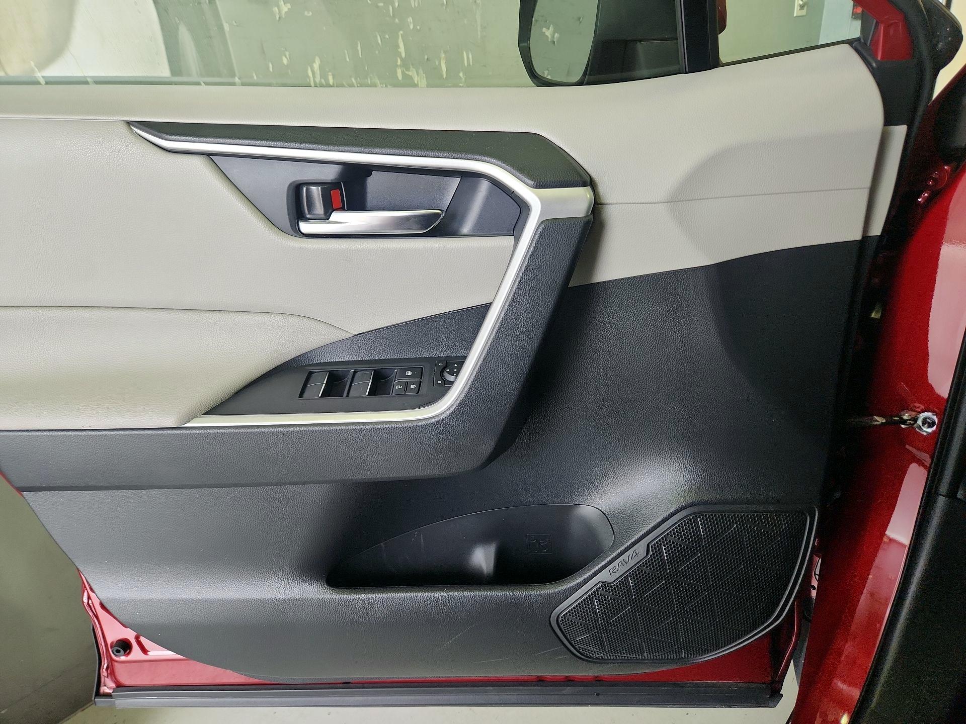 Thumbnail: 2022 Toyota RAV4 - 12
