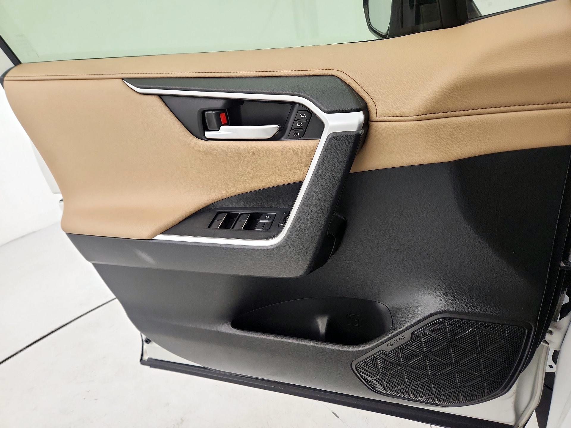 Thumbnail: 2020 Toyota RAV4 - 12