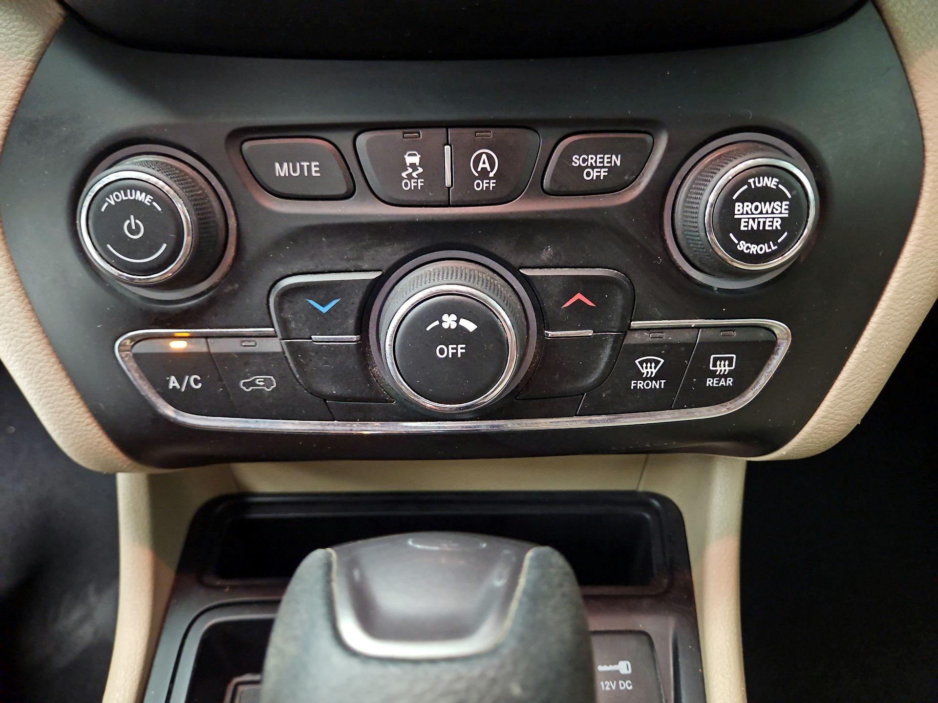 Thumbnail: 2019 Jeep Cherokee - 16