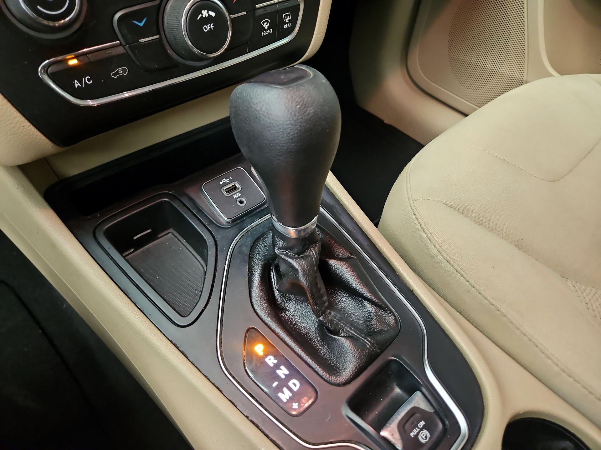 Thumbnail: 2019 Jeep Cherokee - 17