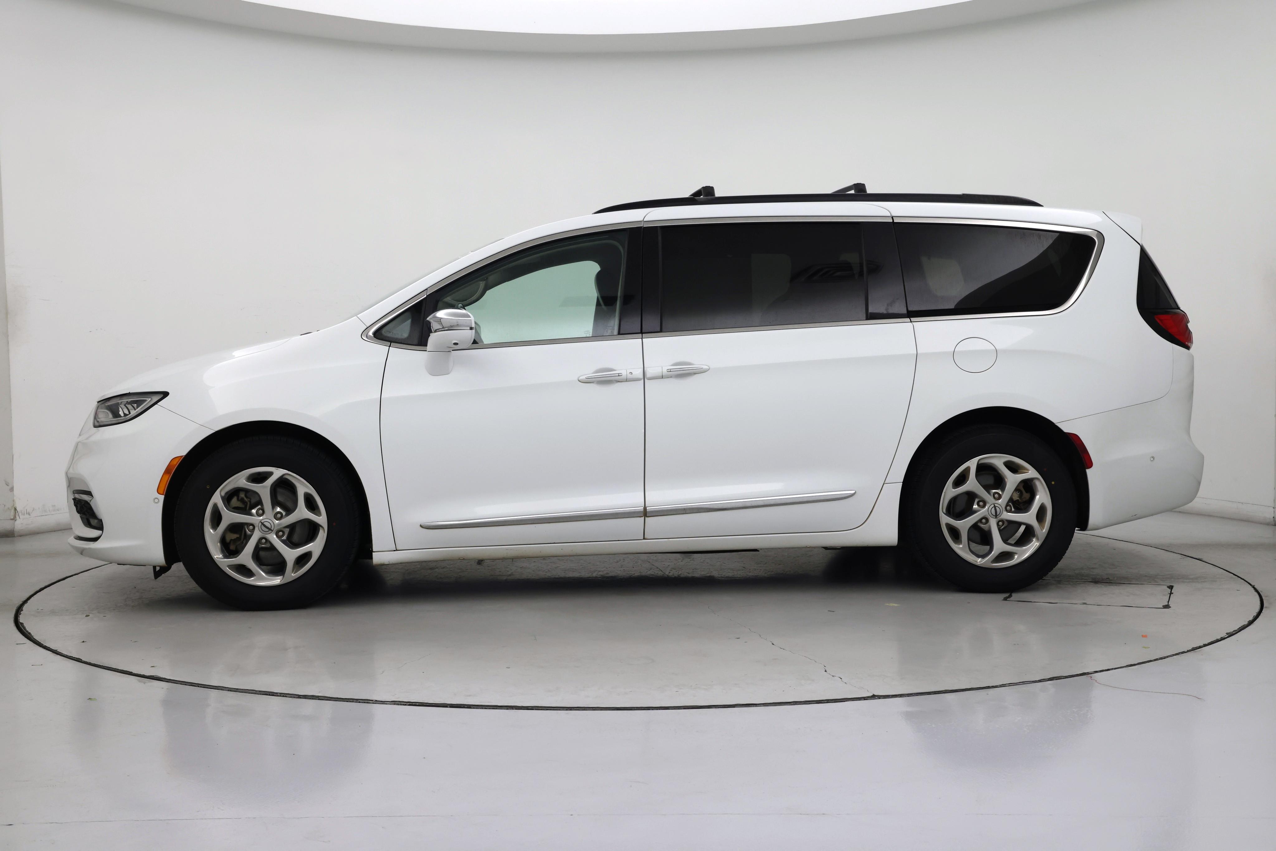 Thumbnail: 2022 Chrysler Pacifica - 3