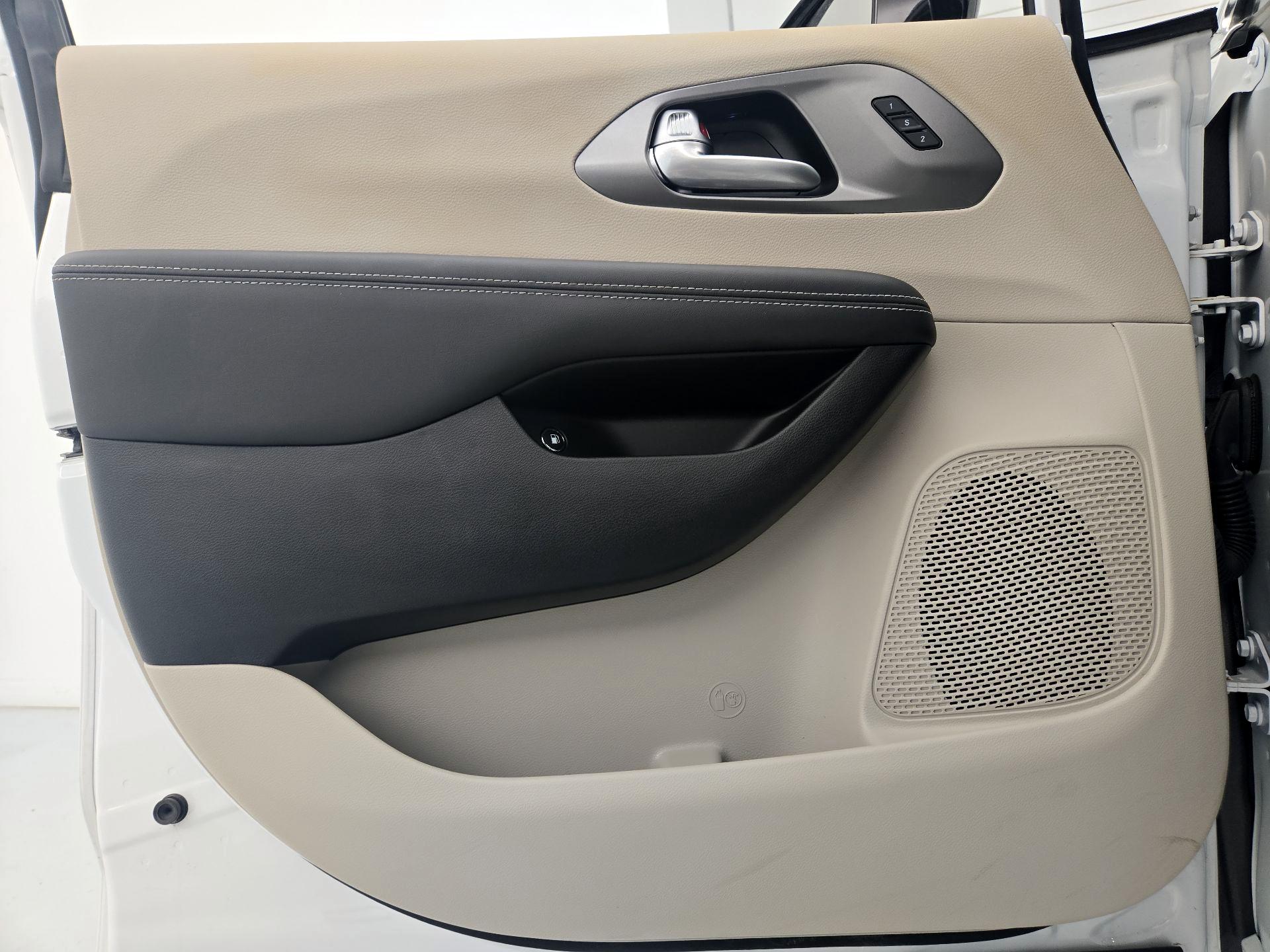 Thumbnail: 2024 Chrysler Pacifica - 10
