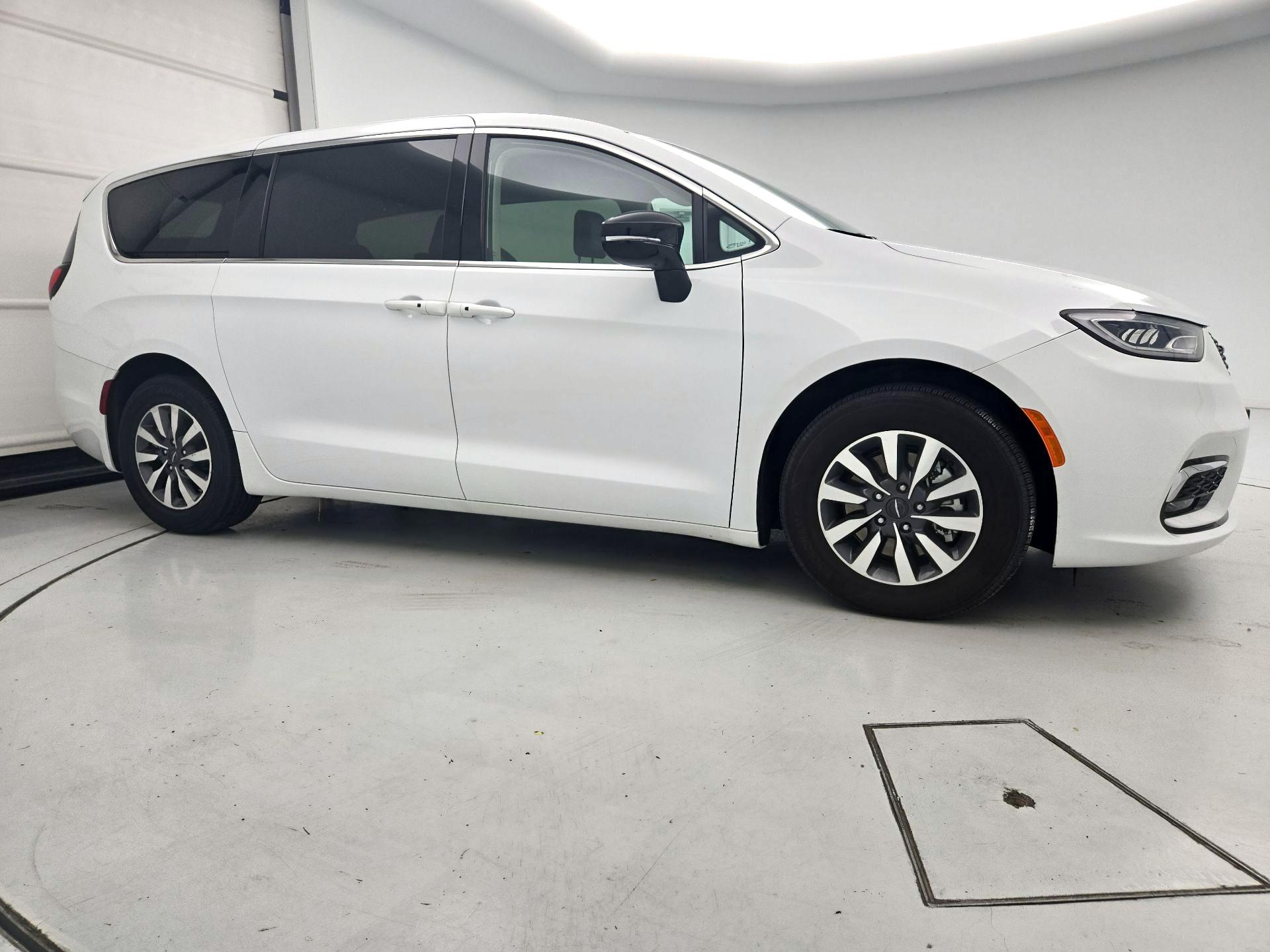Thumbnail: 2024 Chrysler Pacifica - 4