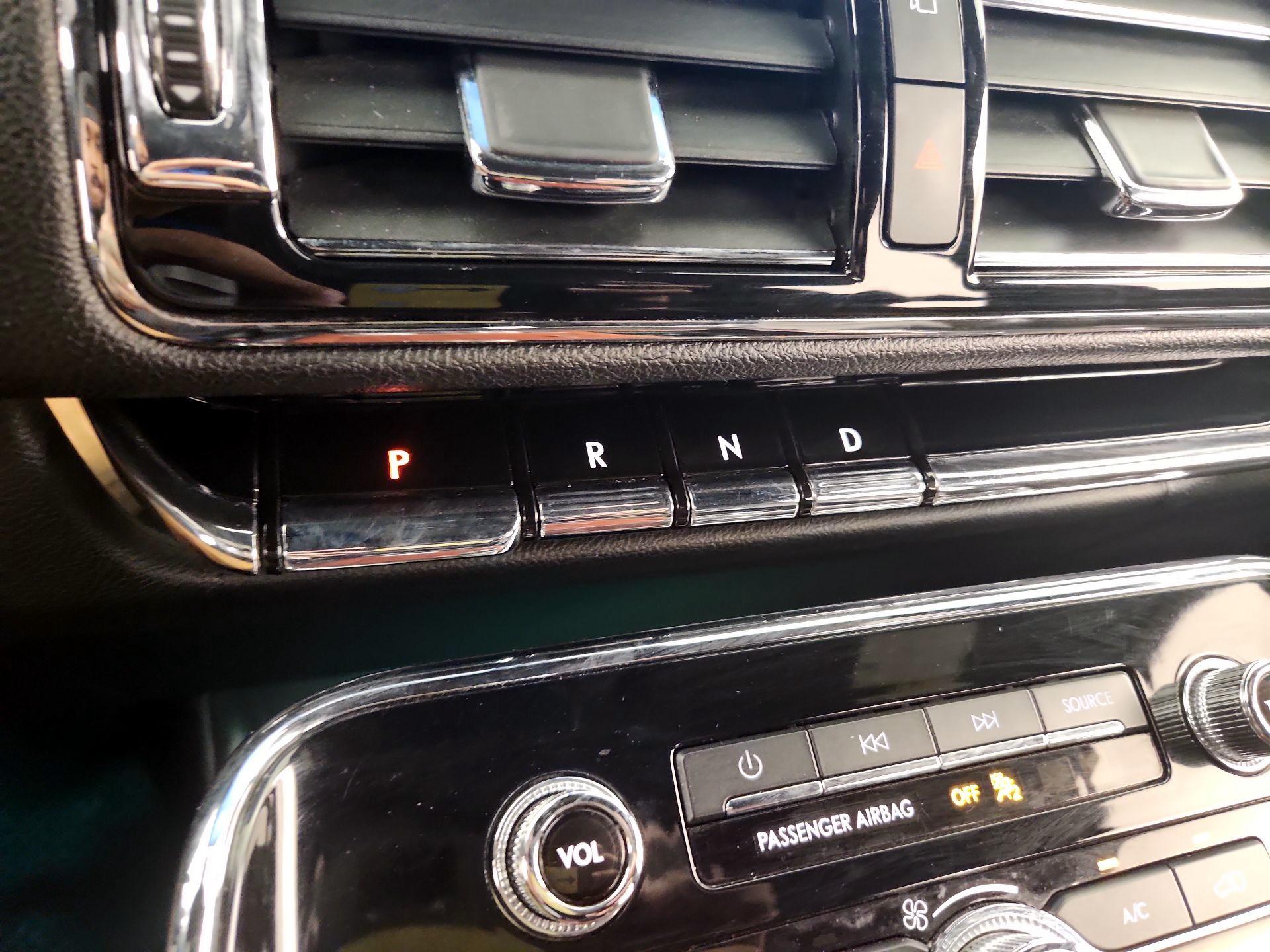 Thumbnail: 2021 Lincoln Navigator L - 17