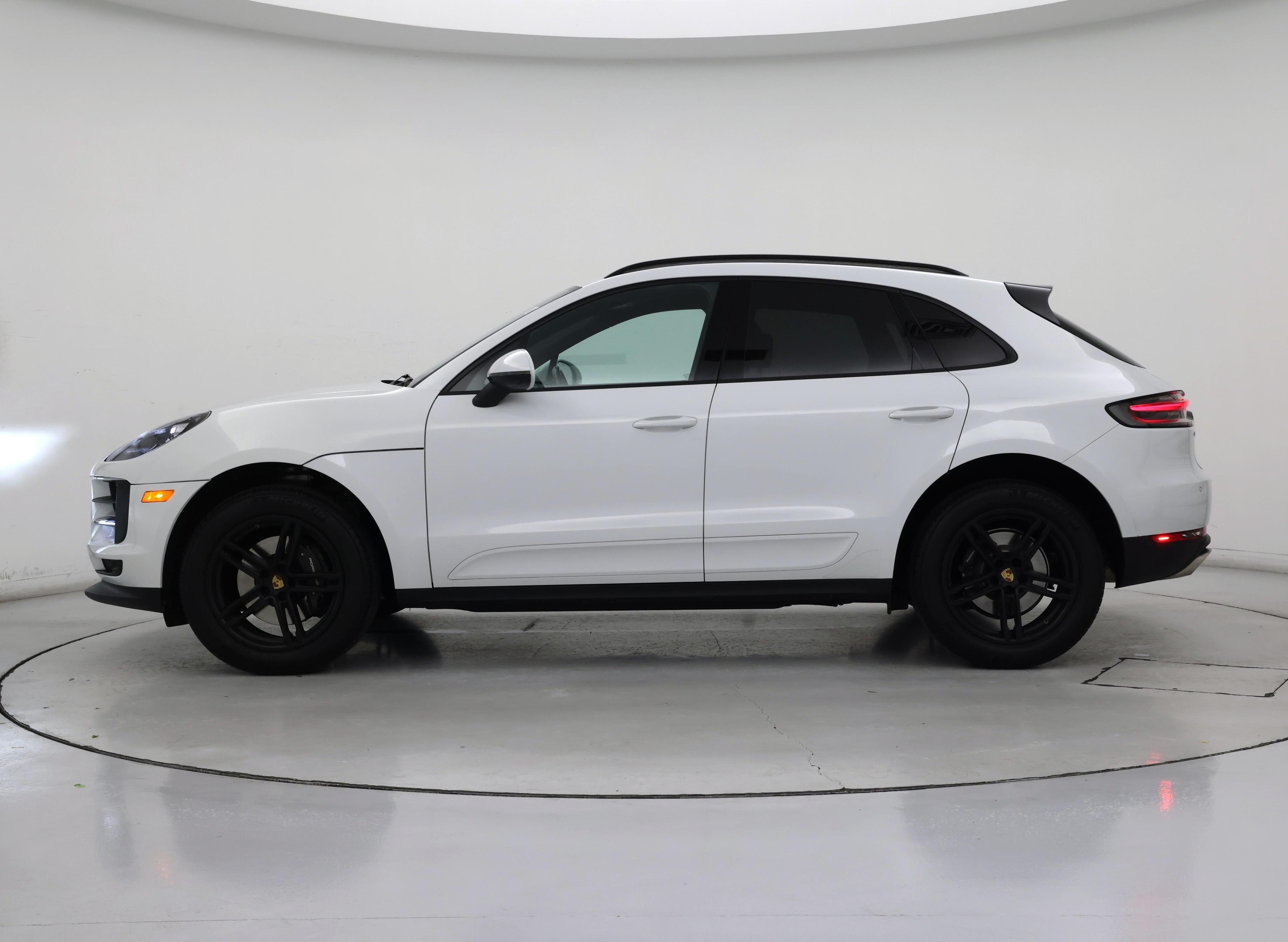Thumbnail: 2021 Porsche Macan - 3