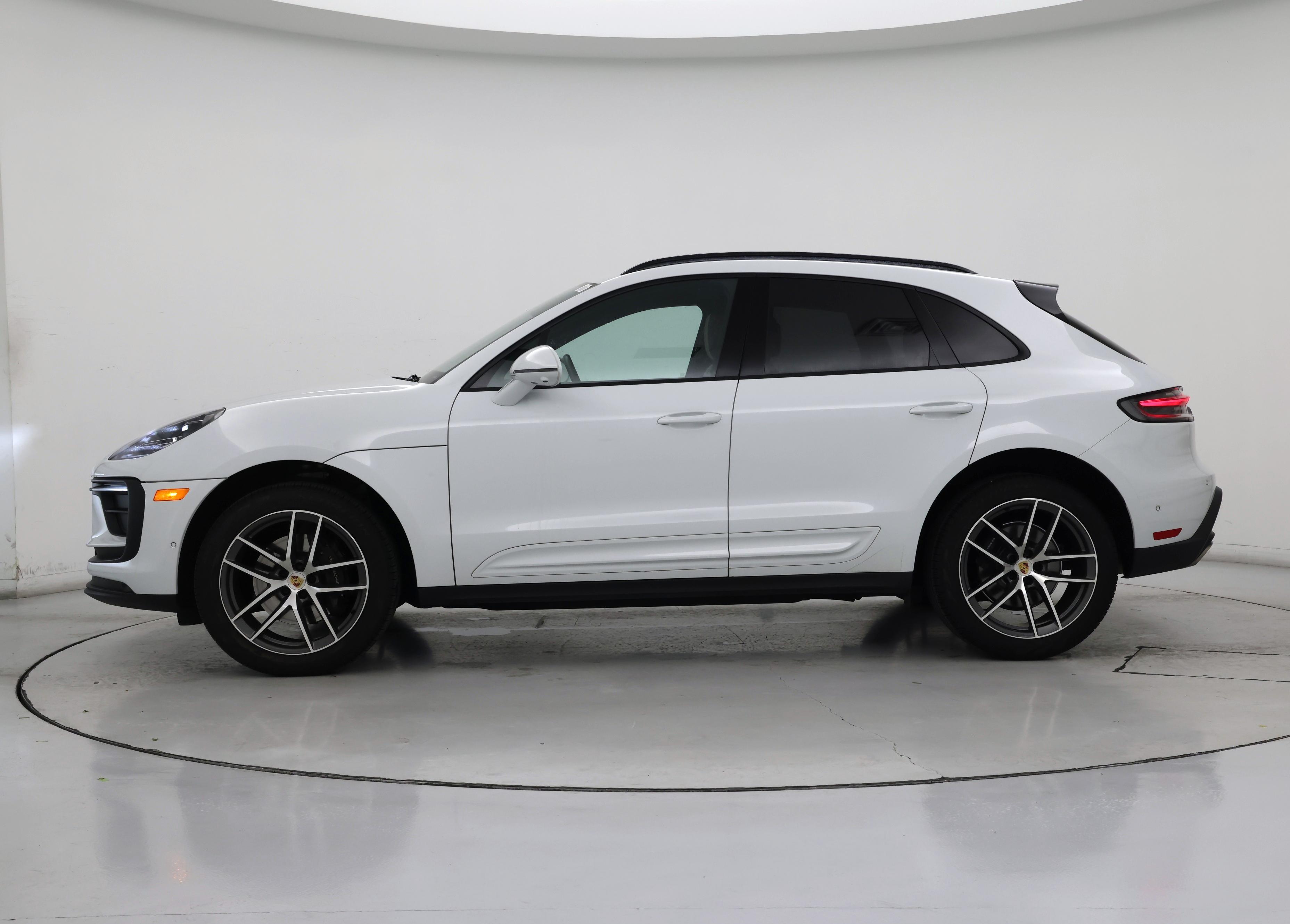 Thumbnail: 2023 Porsche Macan - 3
