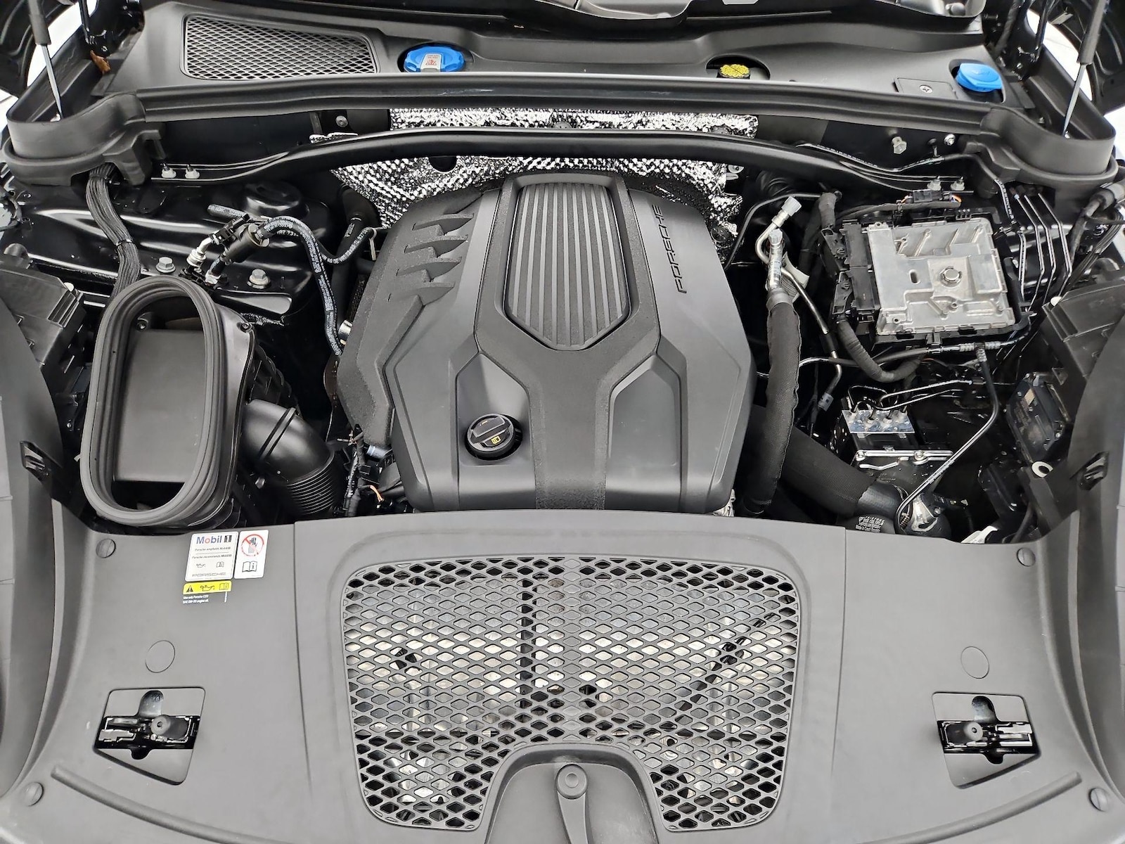 2023 Porsche Macan T - Photo 24