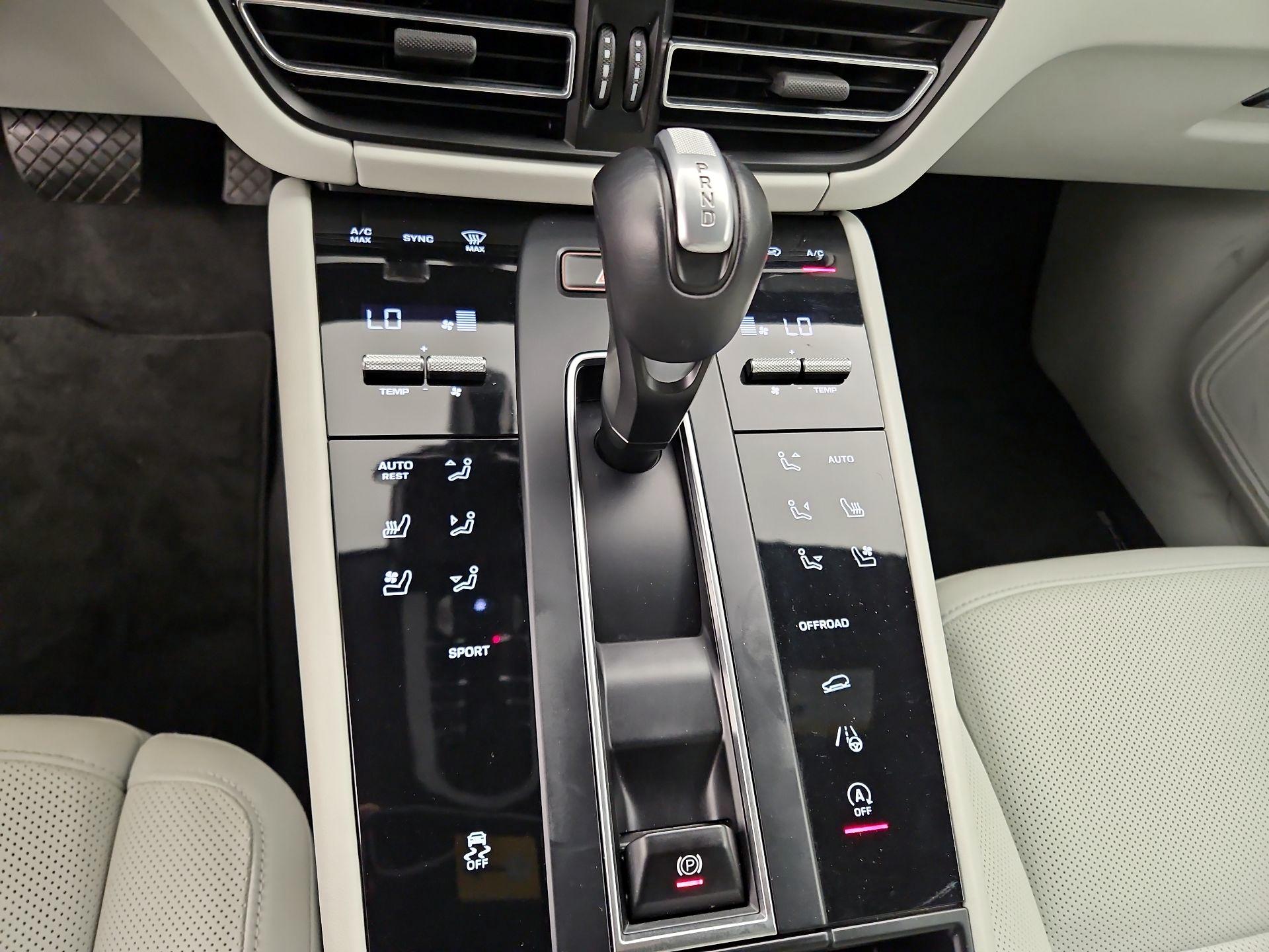 Thumbnail: 2023 Porsche Macan - 15