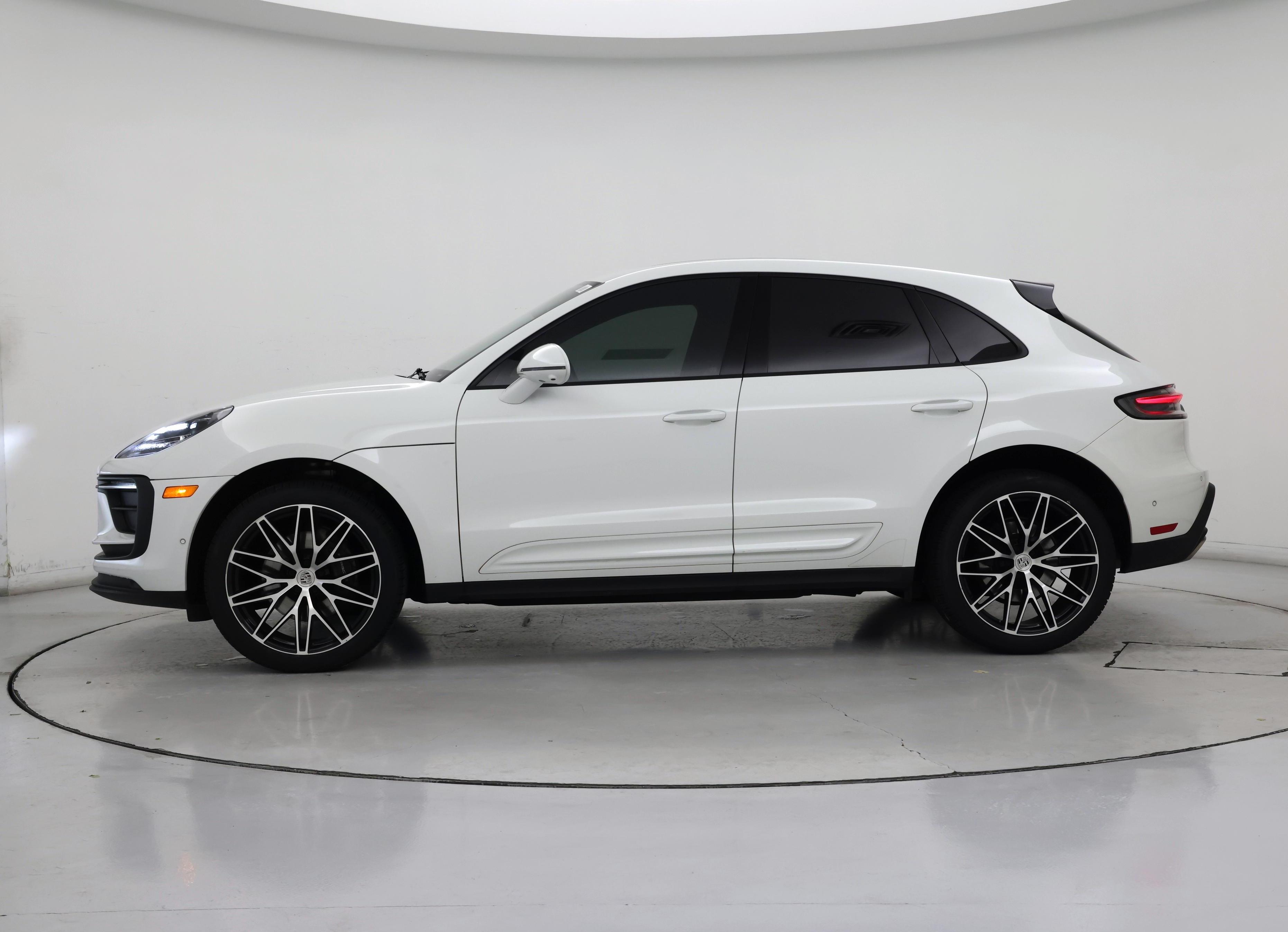 Thumbnail: 2023 Porsche Macan - 3