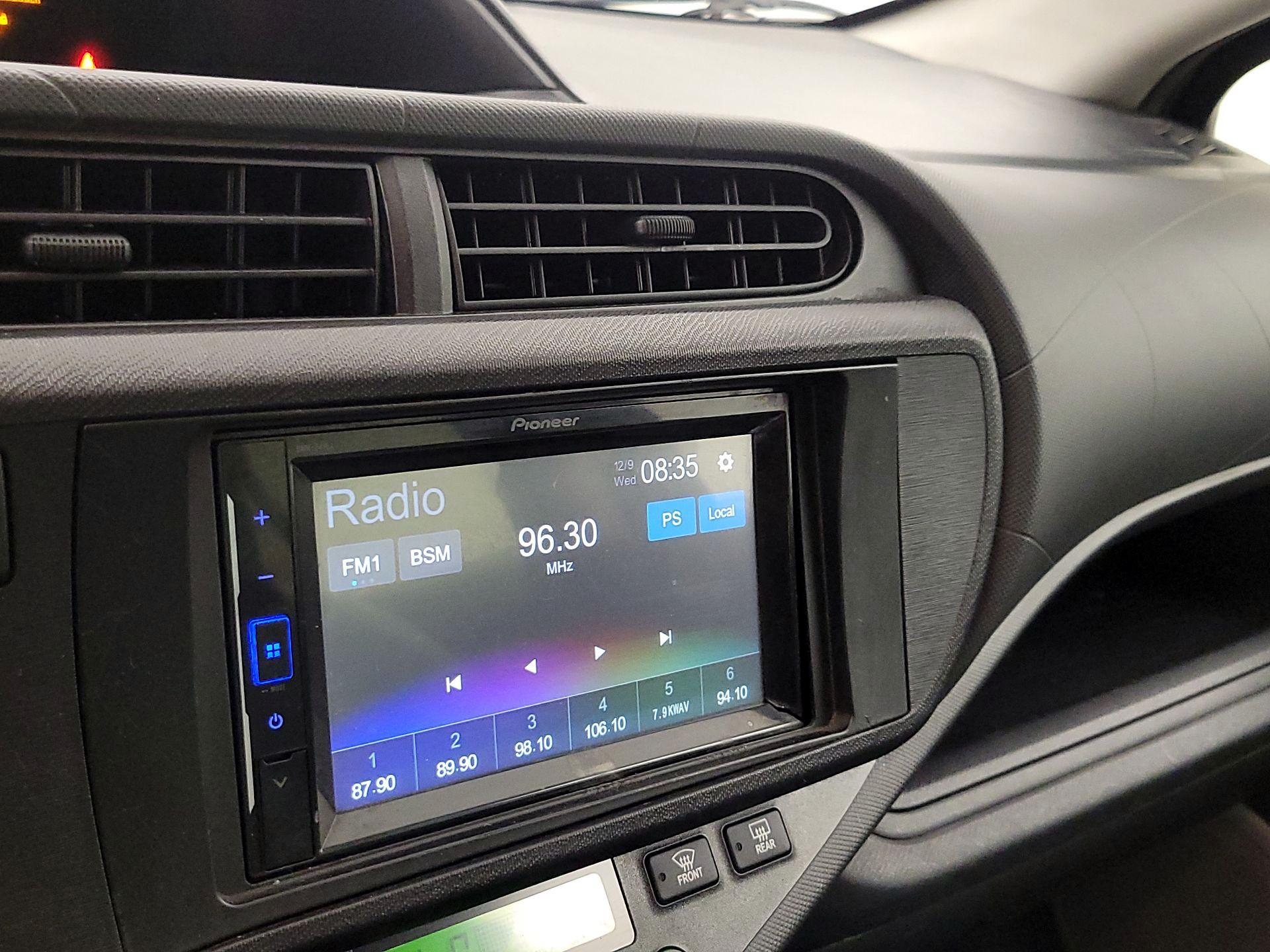 Thumbnail: 2014 Toyota Prius c - 14